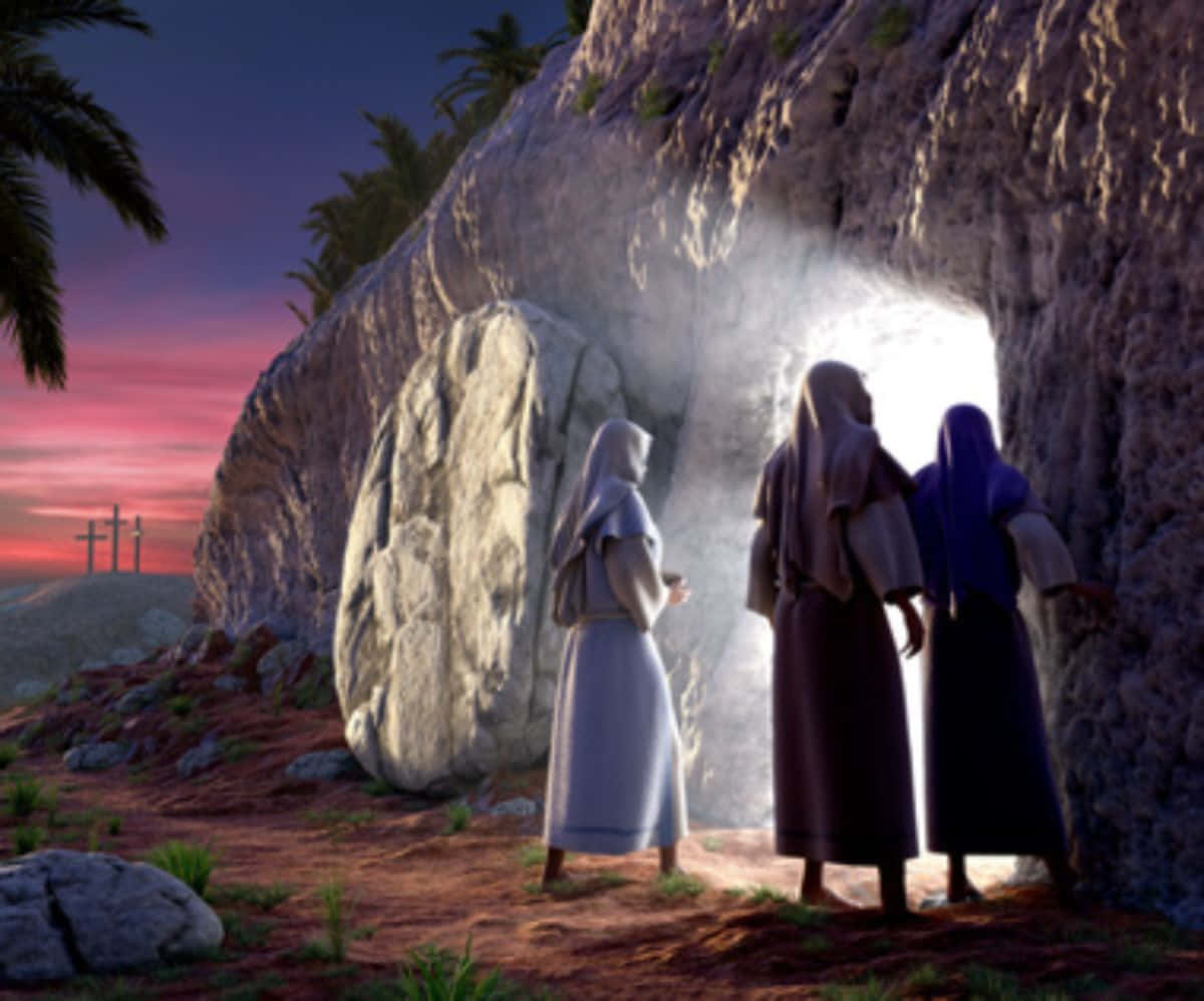 Empty Tomb 桌布 壁紙 — 三個身穿長袍的人物敬畏地凝視著一個發光的墳墓入口，一塊石頭滾開，映襯著暮色天空和遠處的十字架。