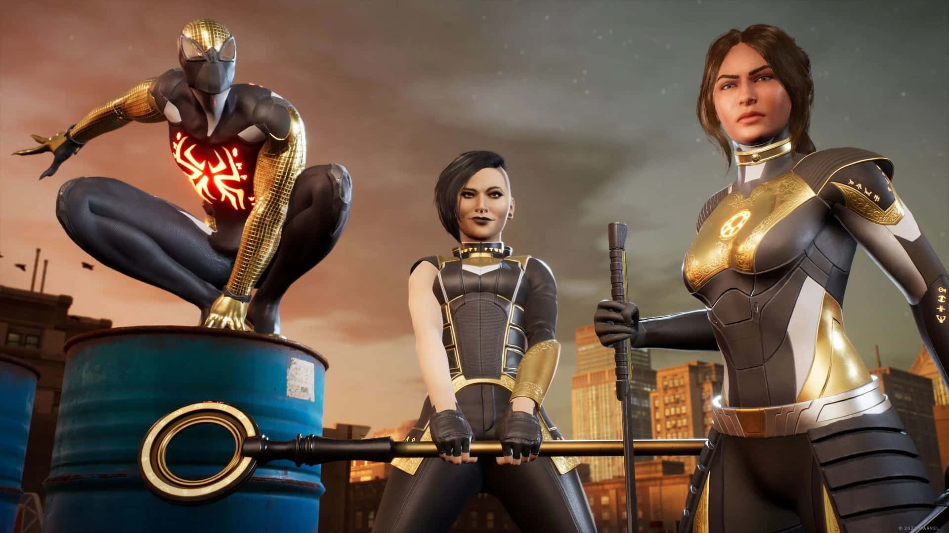 Superhero Video Games 桌布 壁紙 — 三個身穿黑色和金色服裝的超級英雄角色，在日落時分的城市天際線背景下，動感地擺姿勢站在一個藍色桶上。