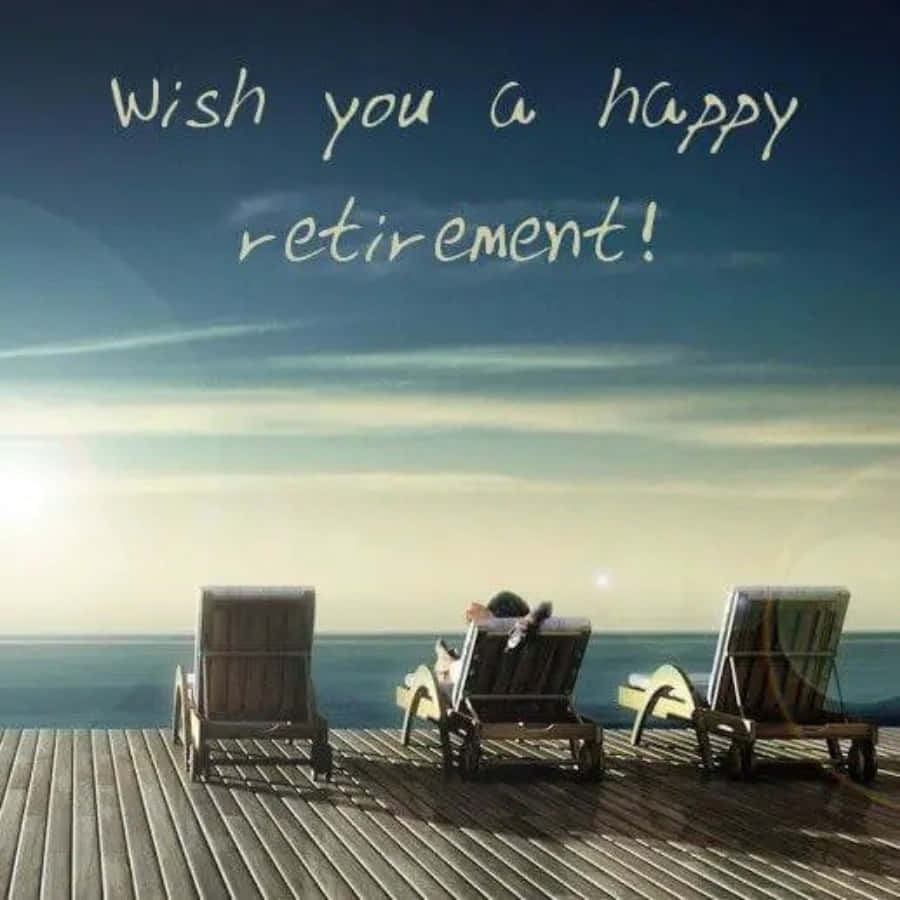 Retirement 桌布 壁紙 — 三個躺椅在木甲板上，面向平靜的海洋，在柔和的日出天空下，附有祝賀退休的文字。