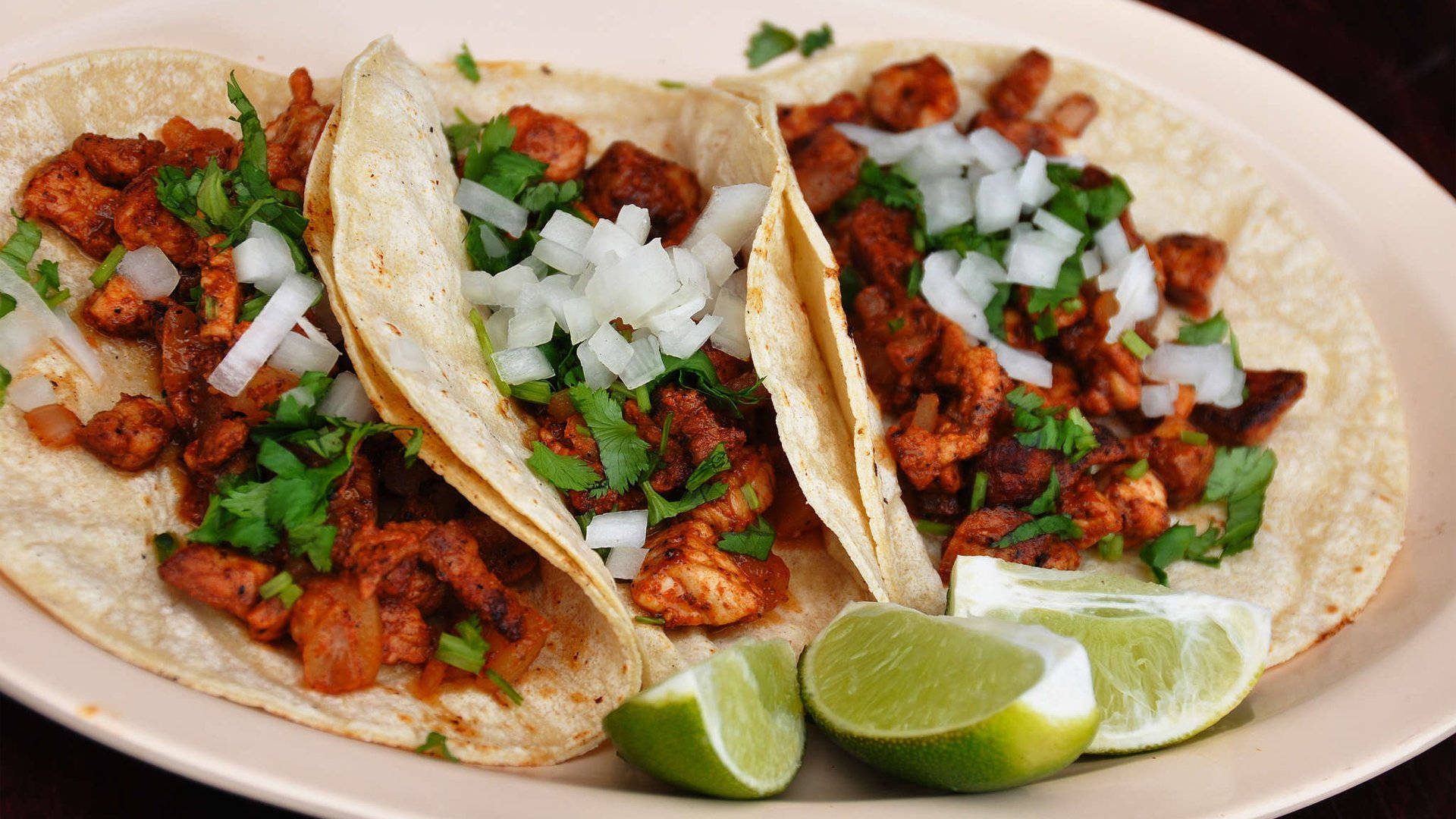 Mexican Food 桌布 壁紙 — 三個軟玉米餅，內餡為調味雞肉、洋蔥和香菜，放在盤中，配以萊姆角。