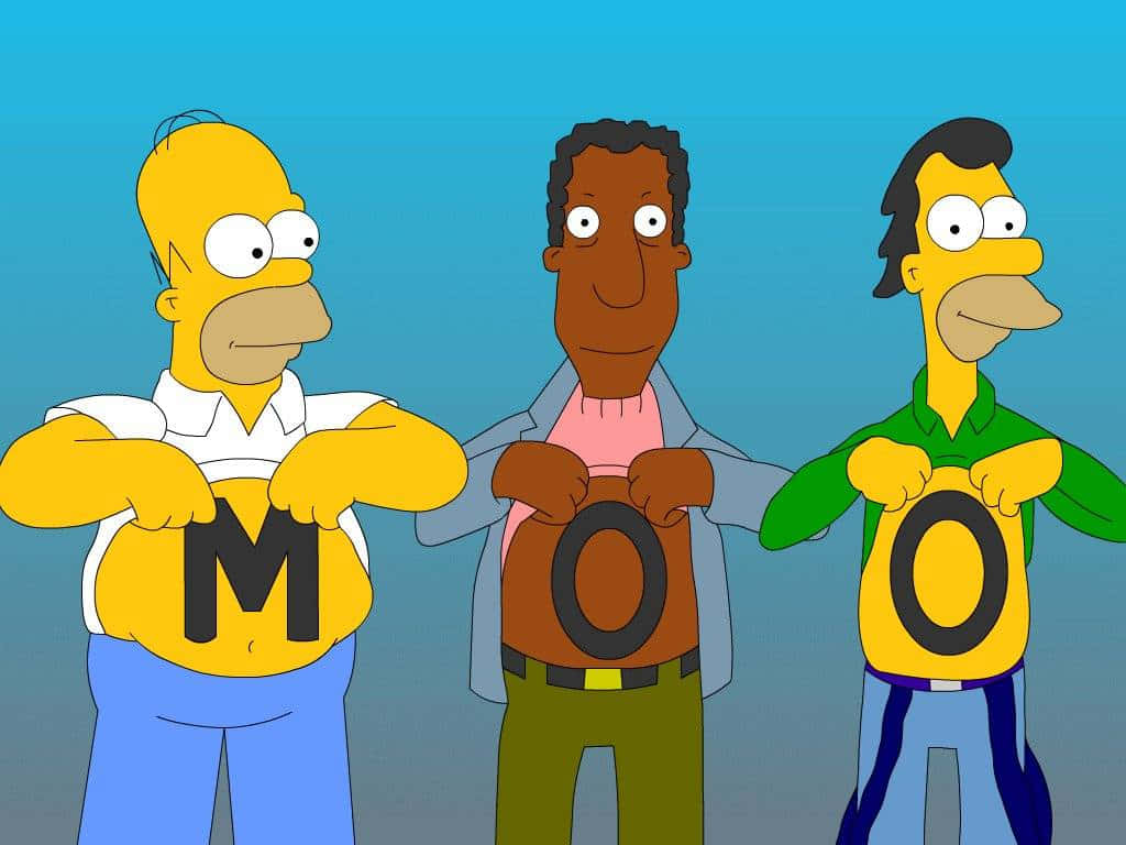 Simpsons Aesthetic 桌布 壁紙 — 三個辛普森家庭角色在純藍色背景前，自豪地在肚子上展示字母 M、O 和 O。
