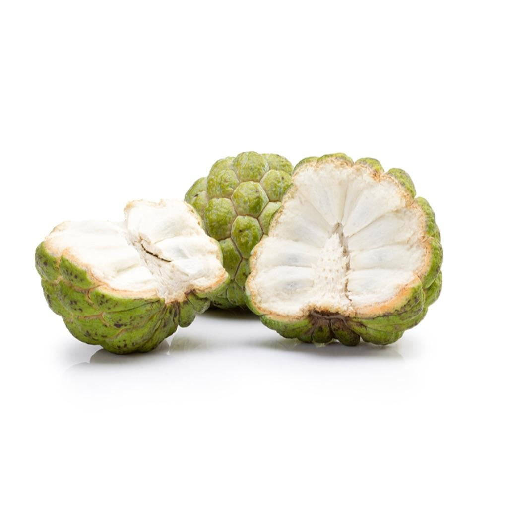 Fruits 桌布 壁紙 — 三個釋迦，一個完整，兩個切半，露出奶油般的白色果肉，背景為純白色。