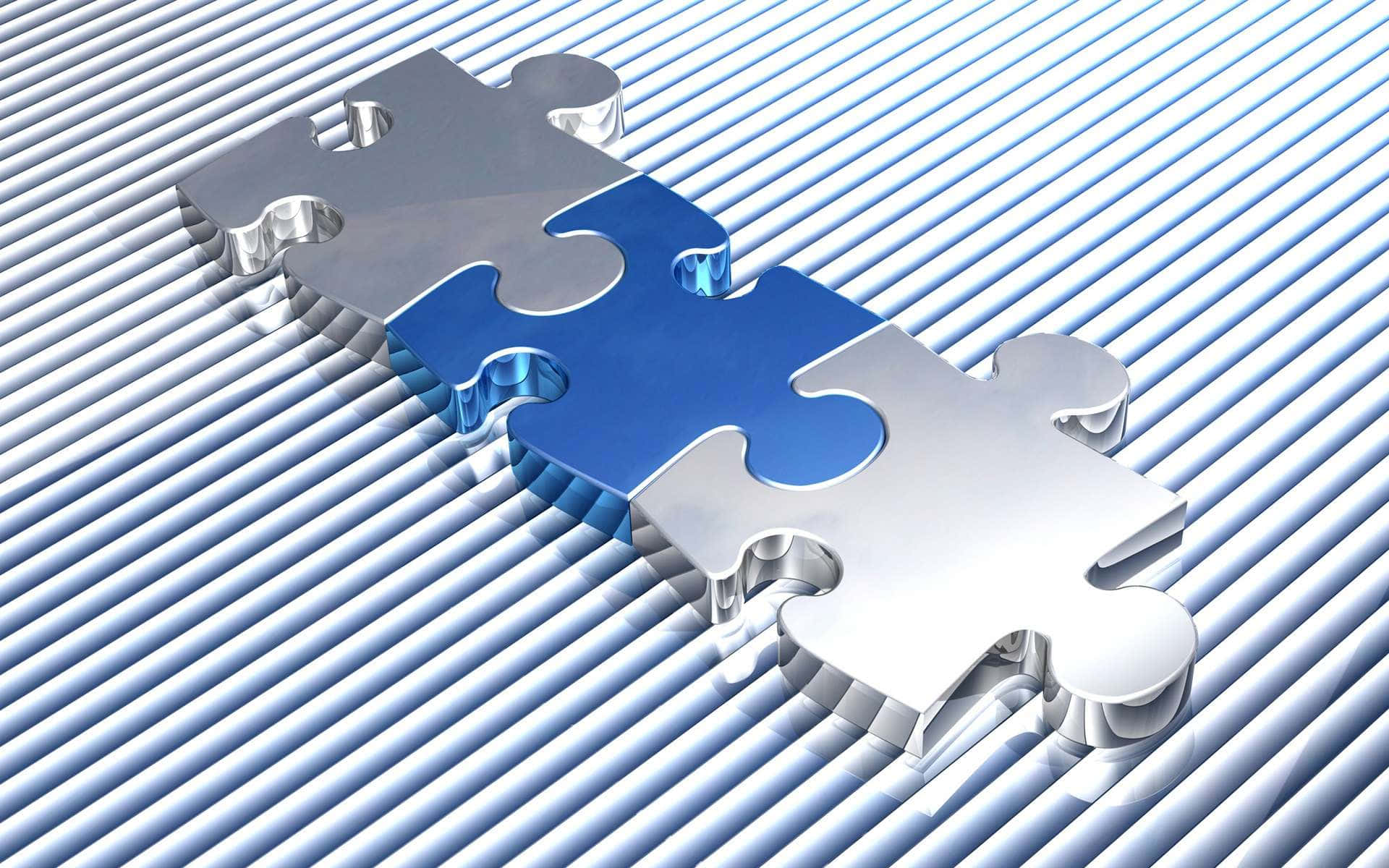 Puzzle 桌布 壁紙 — 三個金屬拼圖塊，其中一個藍色中心塊，放在藍色條紋表面上。