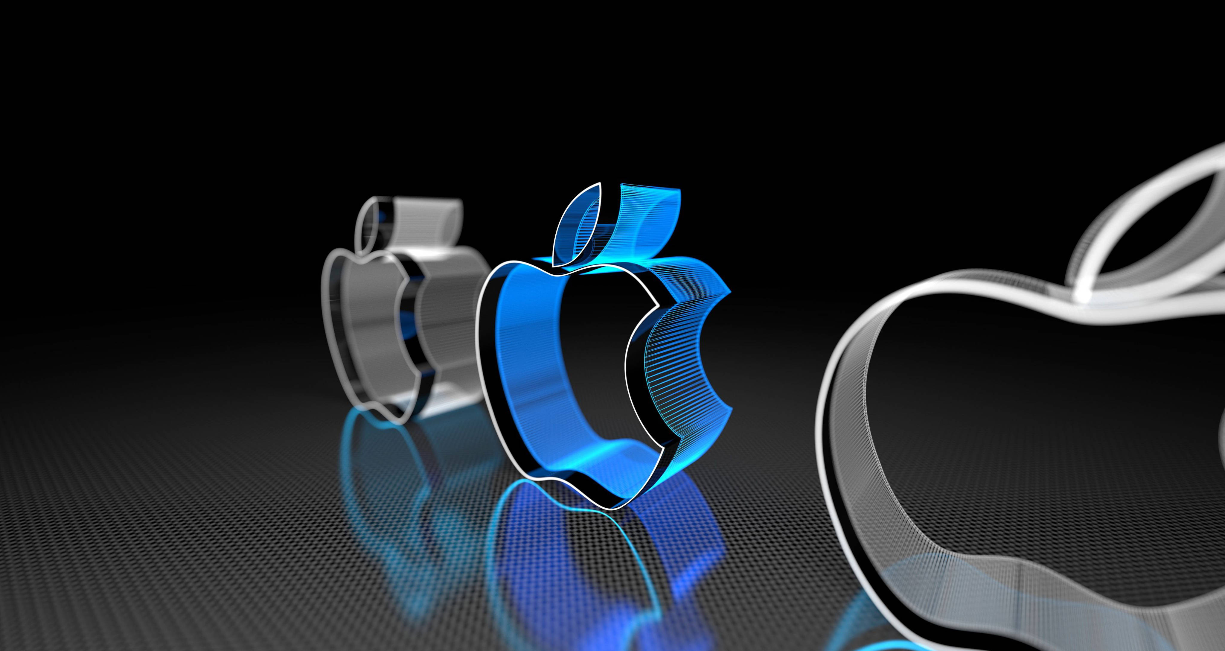 Apple 4K Ultra HD 桌布 壁紙 — 三個銀色和藍色的光面Apple標誌在帶有反射的深色紋理表面上發光。
