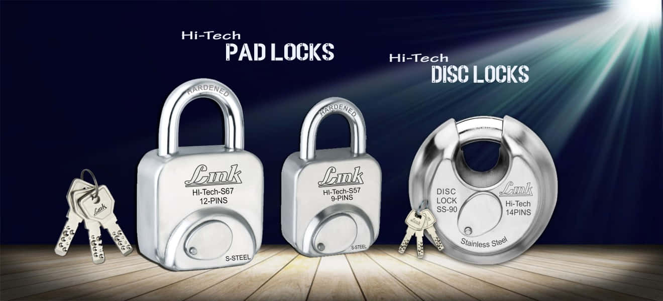 Locks 桌布 壁紙 — 三個銀色高科技掛鎖和圓盤鎖連鑰匙，在聚光燈下展示在木地板上，背景為深藍色。