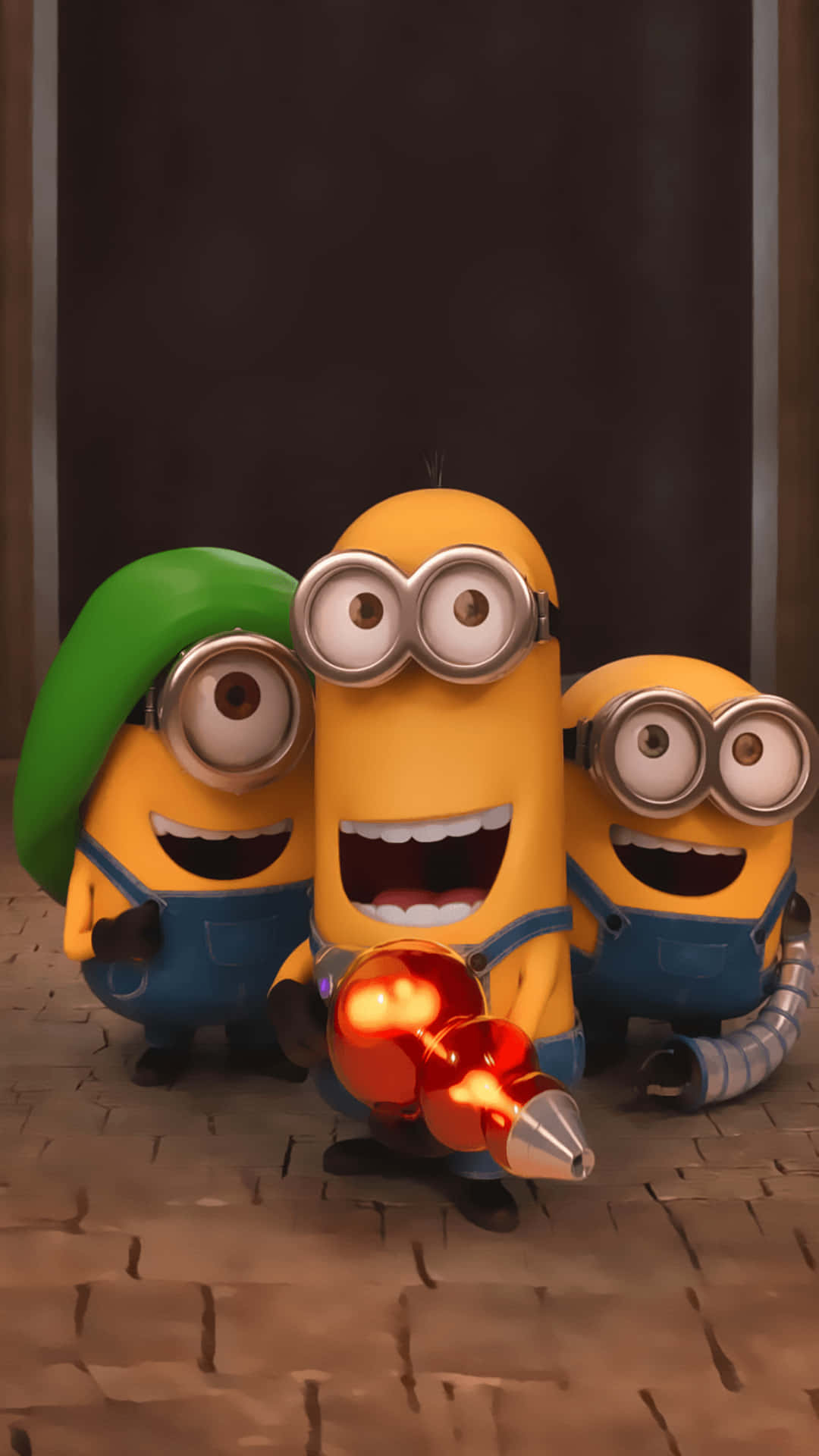 三個Minions拿著發光紅色武器，露出燦爛笑容。 — 神偷奶爸 GIF 壁紙