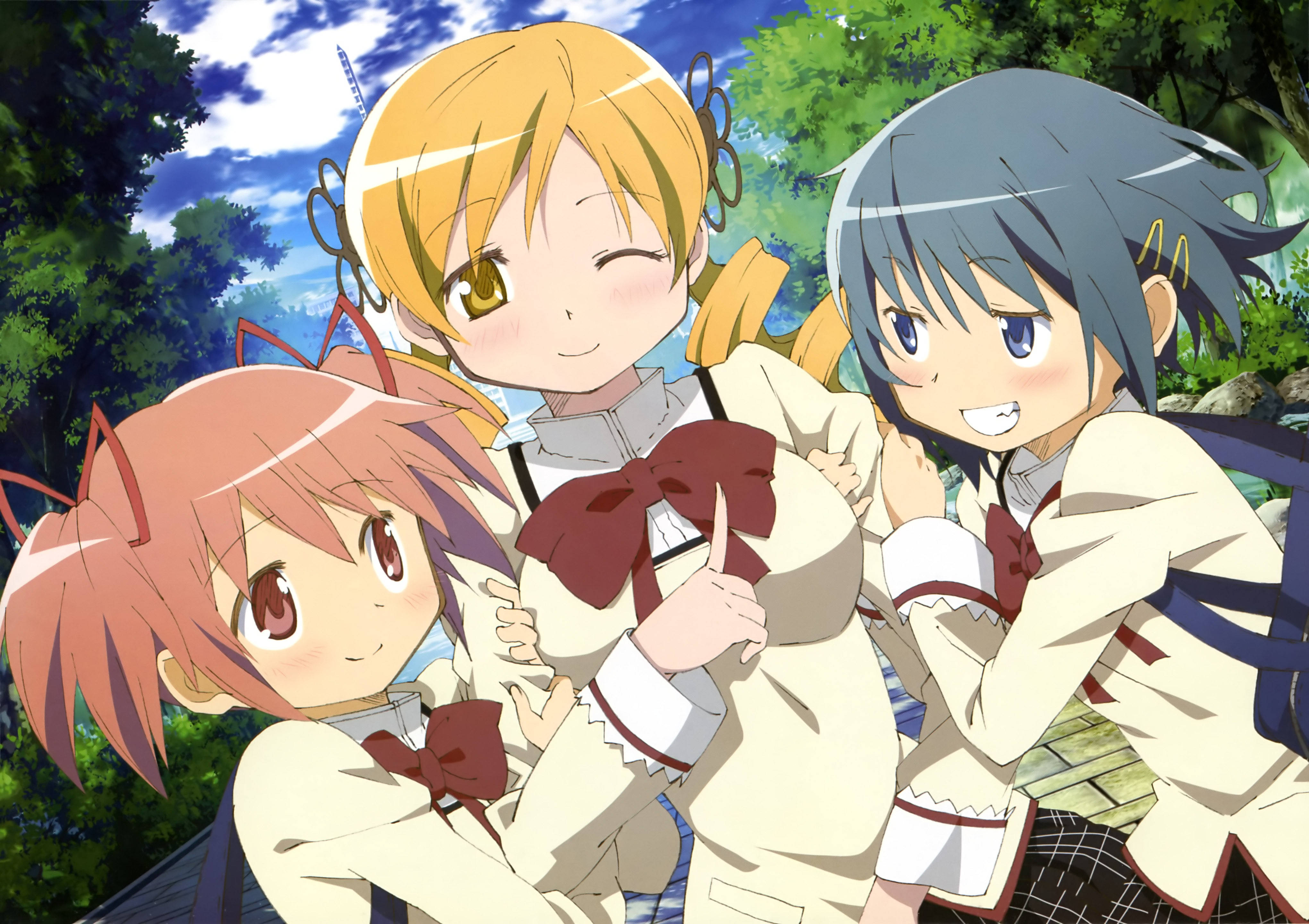 Madoka 桌布 壁紙 — 三個開心的動畫女學生穿著校服，在明亮的藍天下，背後有綠樹，互相擁抱在一起。