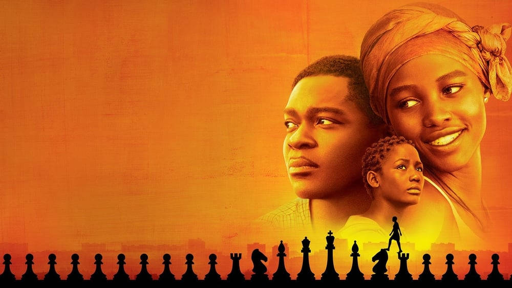 queen of katwe 桌布 壁紙 — 三個非裔美國人的面孔在橙色背景上溫暖地發光，底部有棋盤剪影。