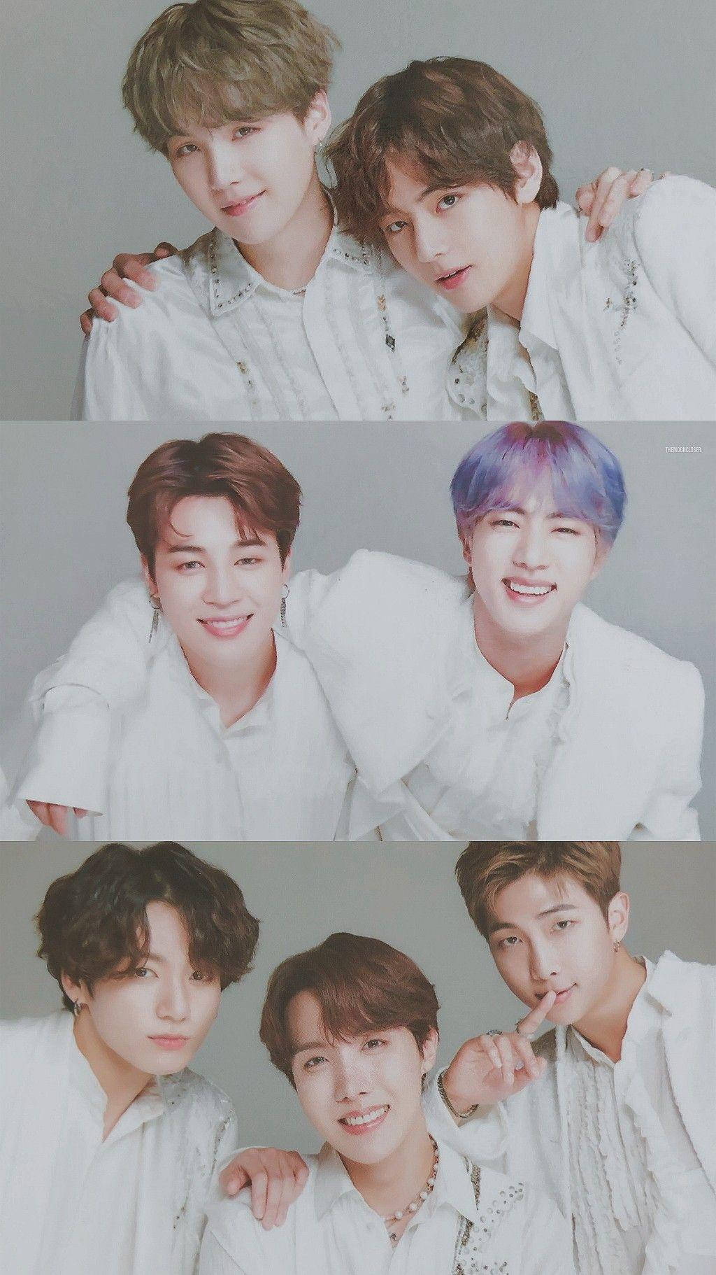 BTS 桌布 壁紙 — 三個面板展示K-pop偶像身穿白色襯衫，在柔和的燈光下，於純灰色背景前緊密擺姿勢。