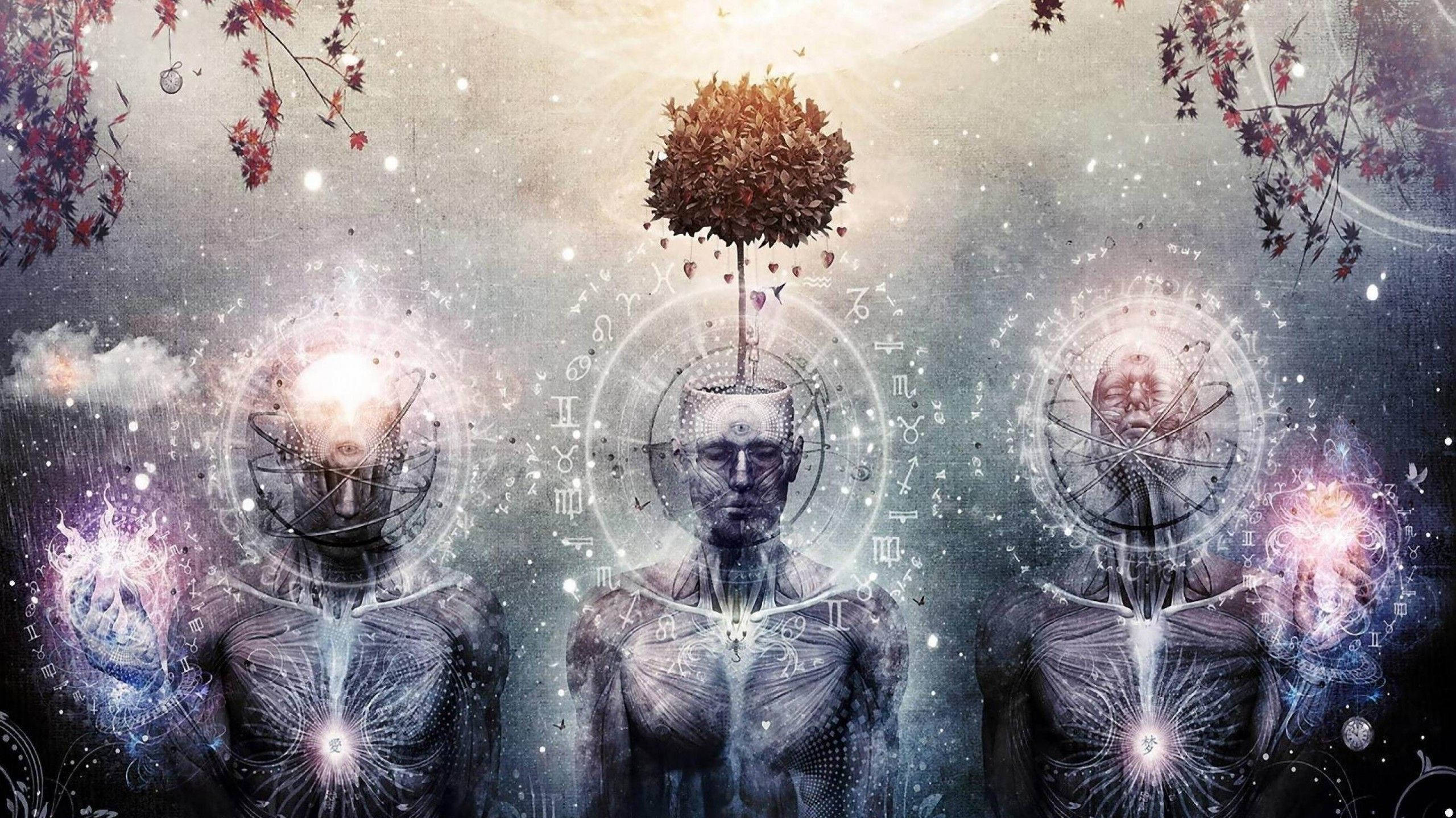 抽象 桌布 壁紙 — 三個頭部發光、帶有星座符號的神秘人物，站在一棵秋葉樹下，背景是繁星點點的宇宙天空。