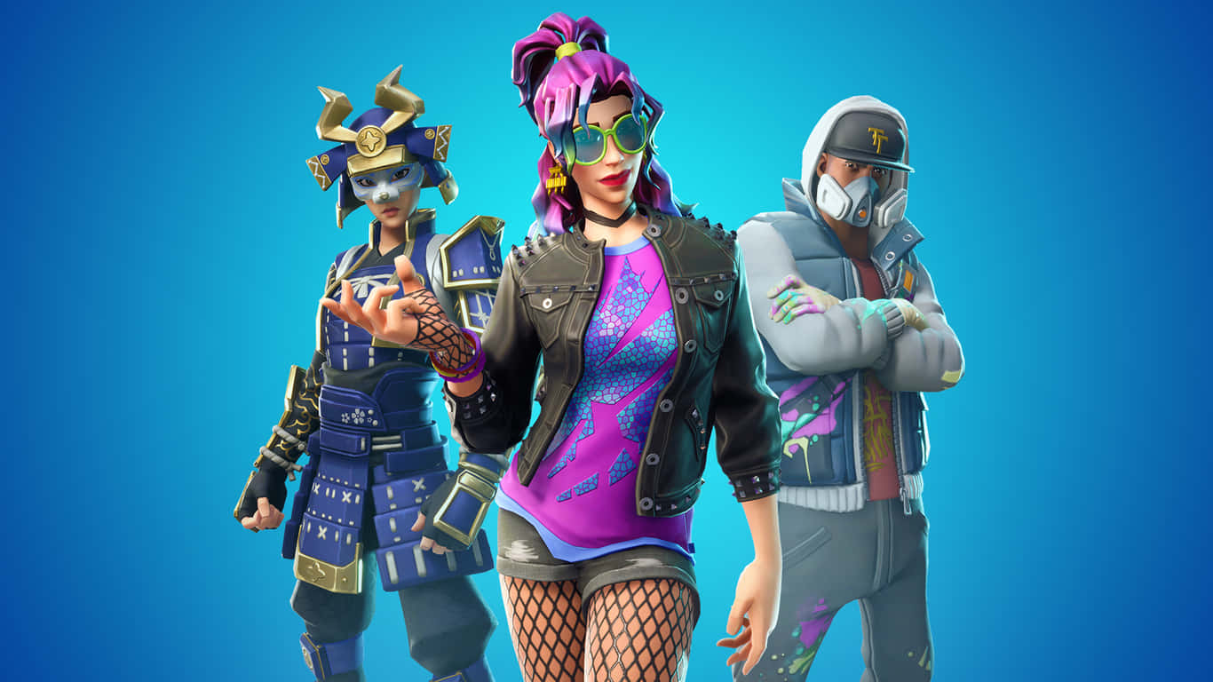 桌布 壁紙 — 三個風格化的Fortnite角色在純藍色背景前自信地擺姿勢，展示充滿活力的服裝和獨特的配件。