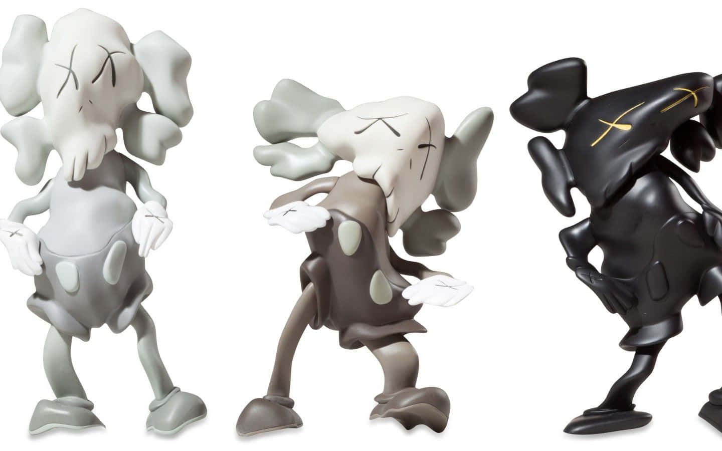Kaws Artwork 桌布 壁紙 — 三個風格化的KAWS Companion公仔，分別為灰色、棕色和黑色，站在純白色背景前。