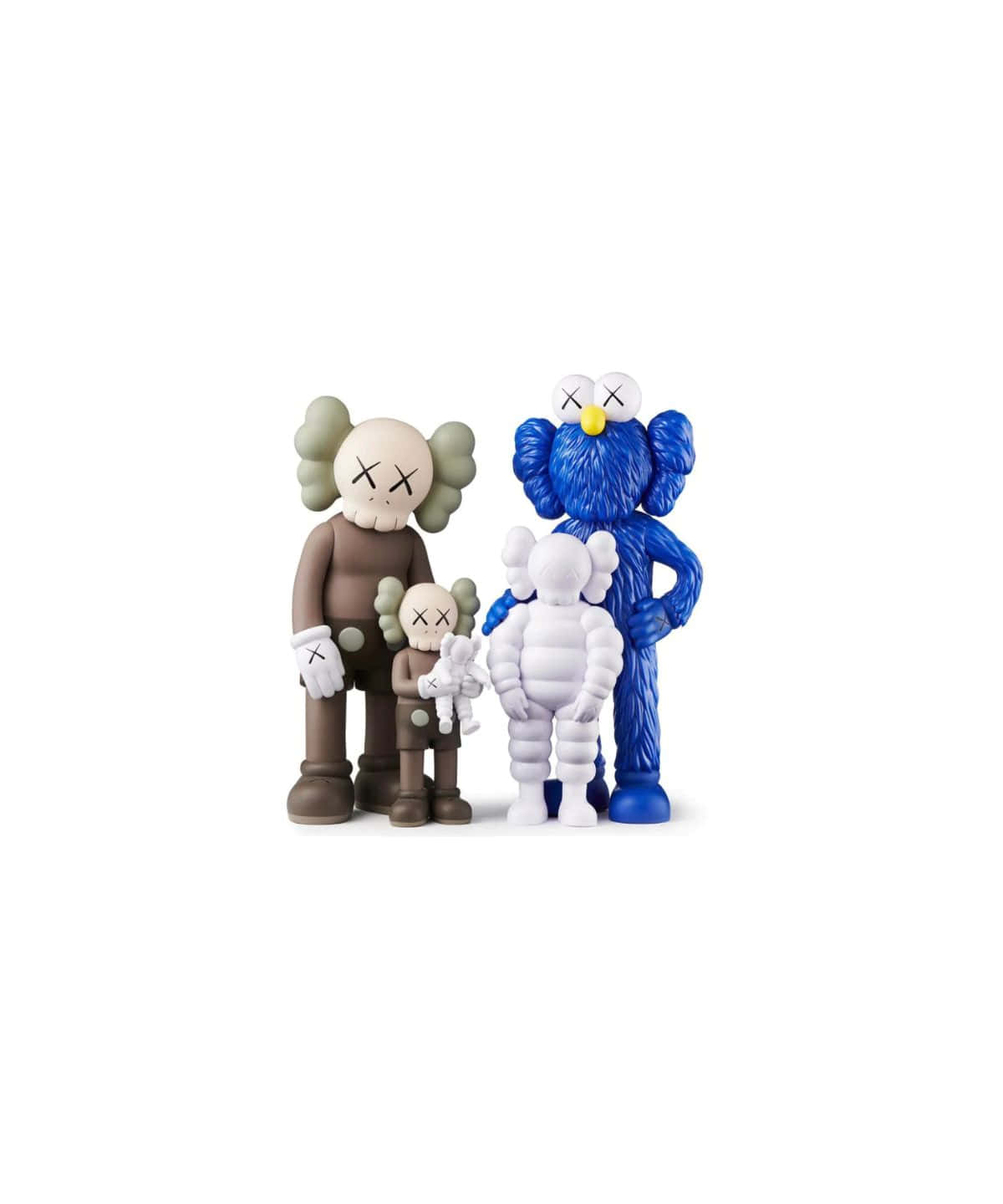 Kaws Figures 桌布 壁紙 — 三個風格化的KAWS公仔，分別為棕色、藍色和白色，一起站在純白色背景前。