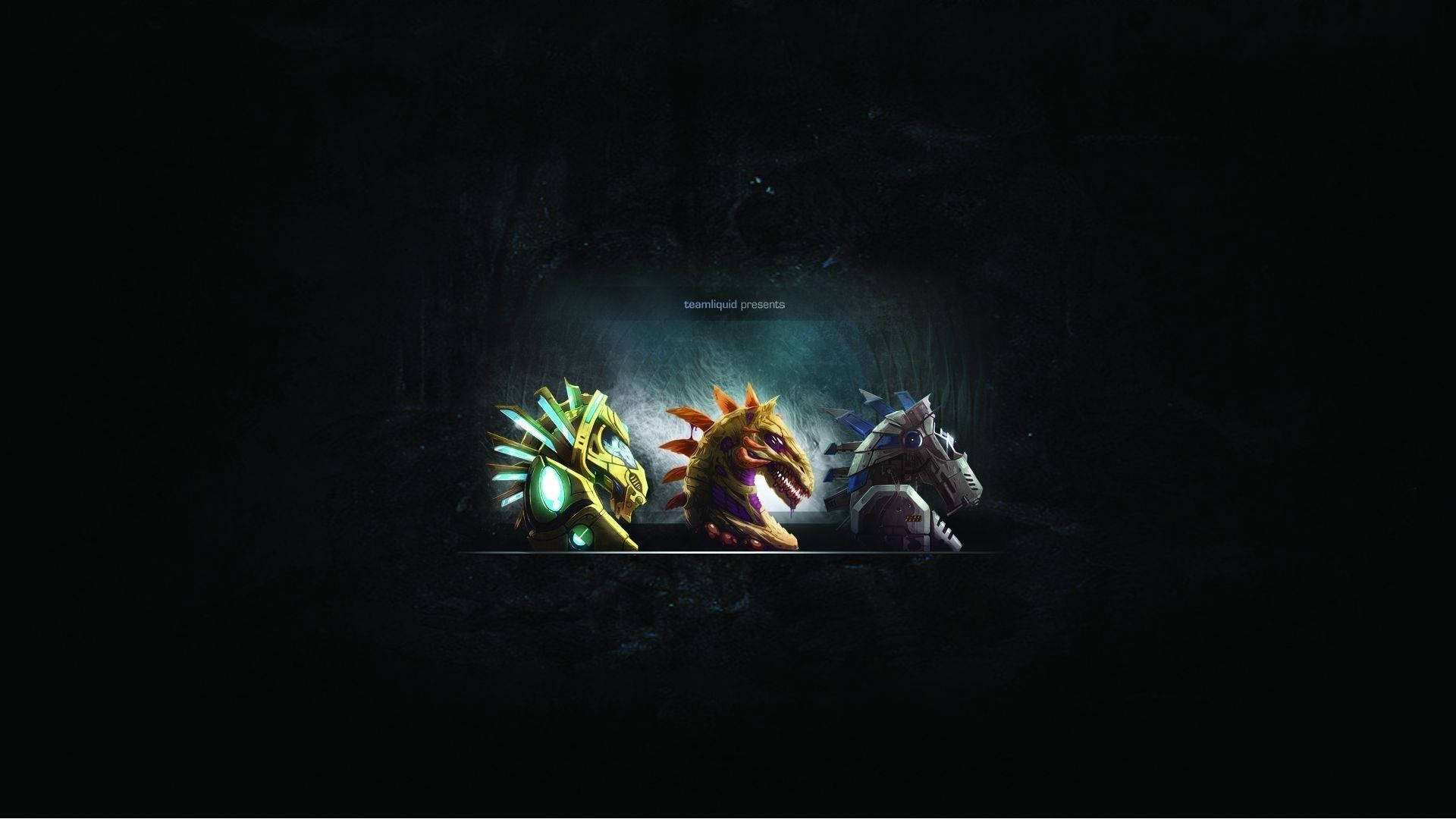 Starcraft 桌布 壁紙 — 三個風格化的奇幻生物，擁有發光的角和盔甲，站在一個被神秘藍光照亮的黑暗洞穴中。
