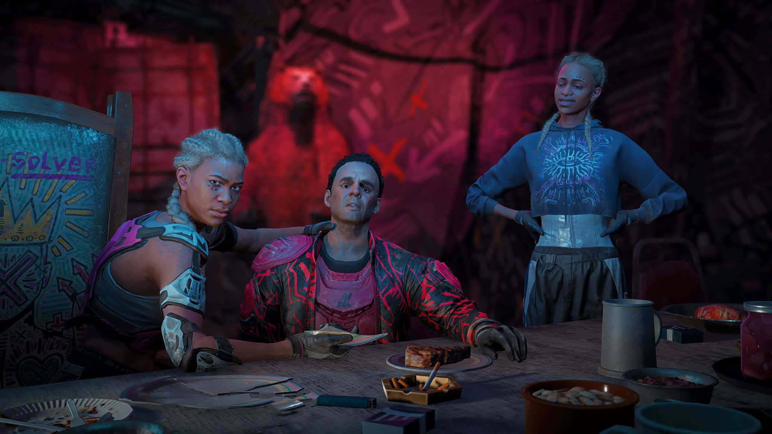 Far Cry New Dawn 桌布 壁紙 — 三個風格化的角色坐在一張雜亂的桌子旁，身處一個燈光昏暗、佈滿塗鴉的房間，沐浴在紅光之中。