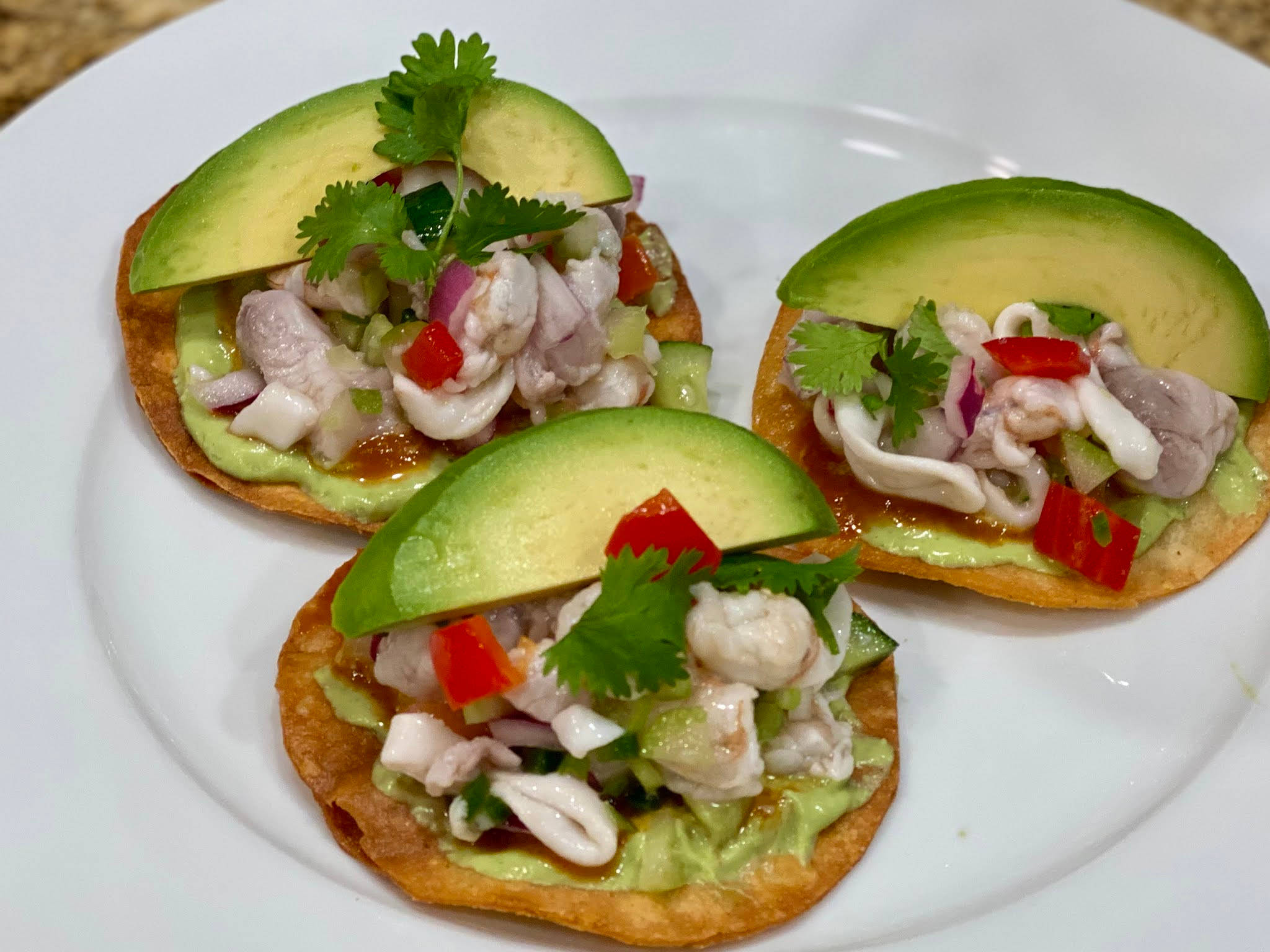 Dish 桌布 壁紙 — 三個香脆墨西哥脆餅，上面放上新鮮酸橘汁醃魚和酪梨片，並以香菜裝飾。