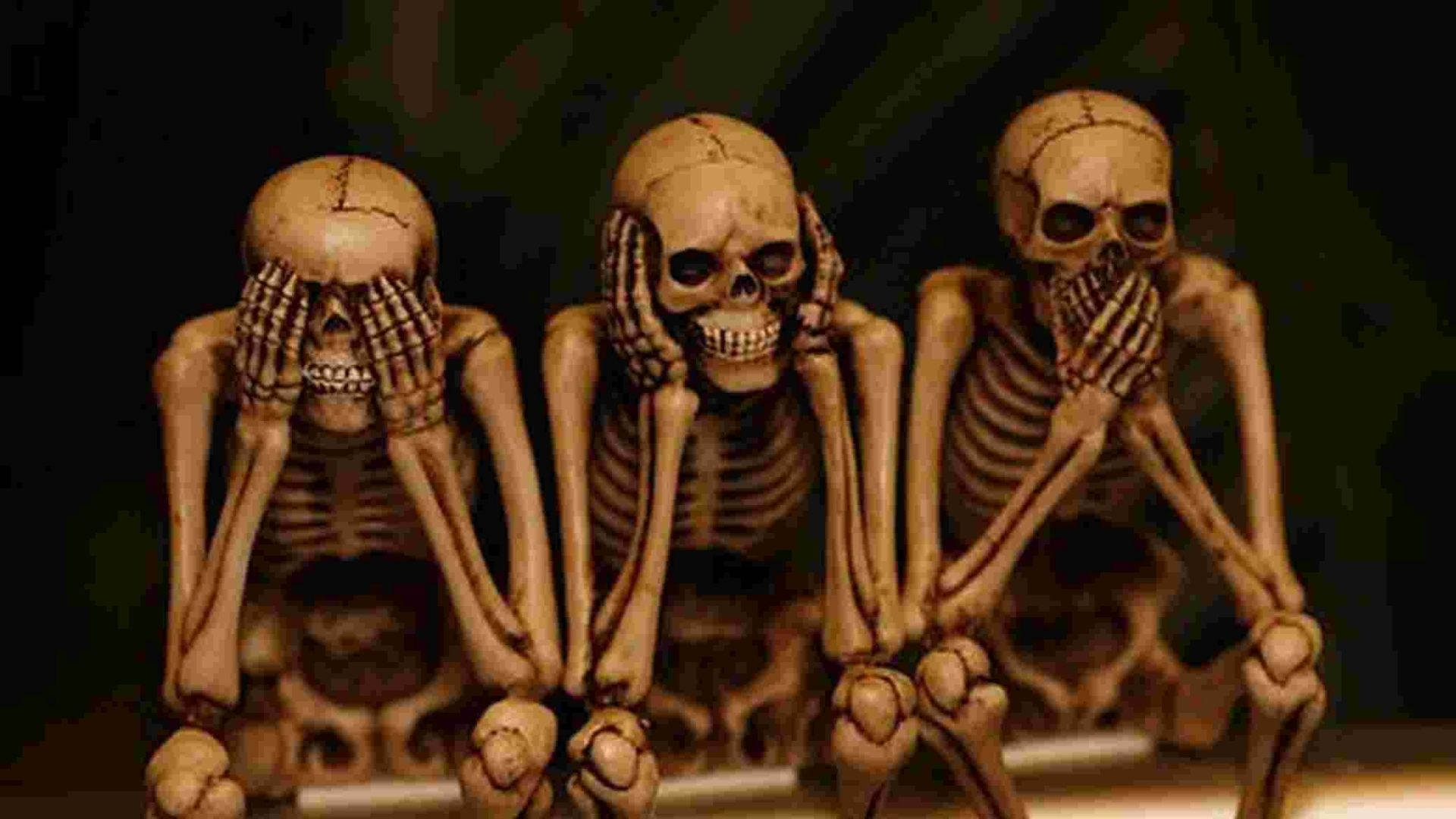 Skeleton Meme 桌布 壁紙 — 三個骷髏人物以經典的「非禮勿視、非禮勿聽、非禮勿言」姿勢，背景為深色。
