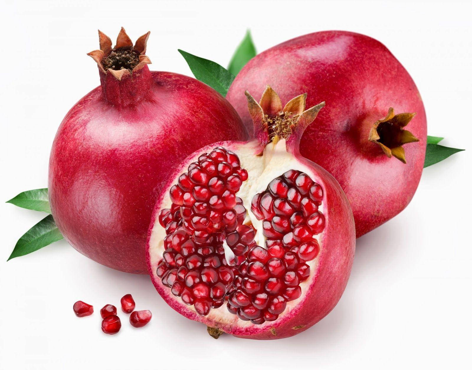 Fruit 桌布 壁紙 — 三個鮮紅色石榴，其中一個裂開露出多汁的籽，襯以潔白背景。
