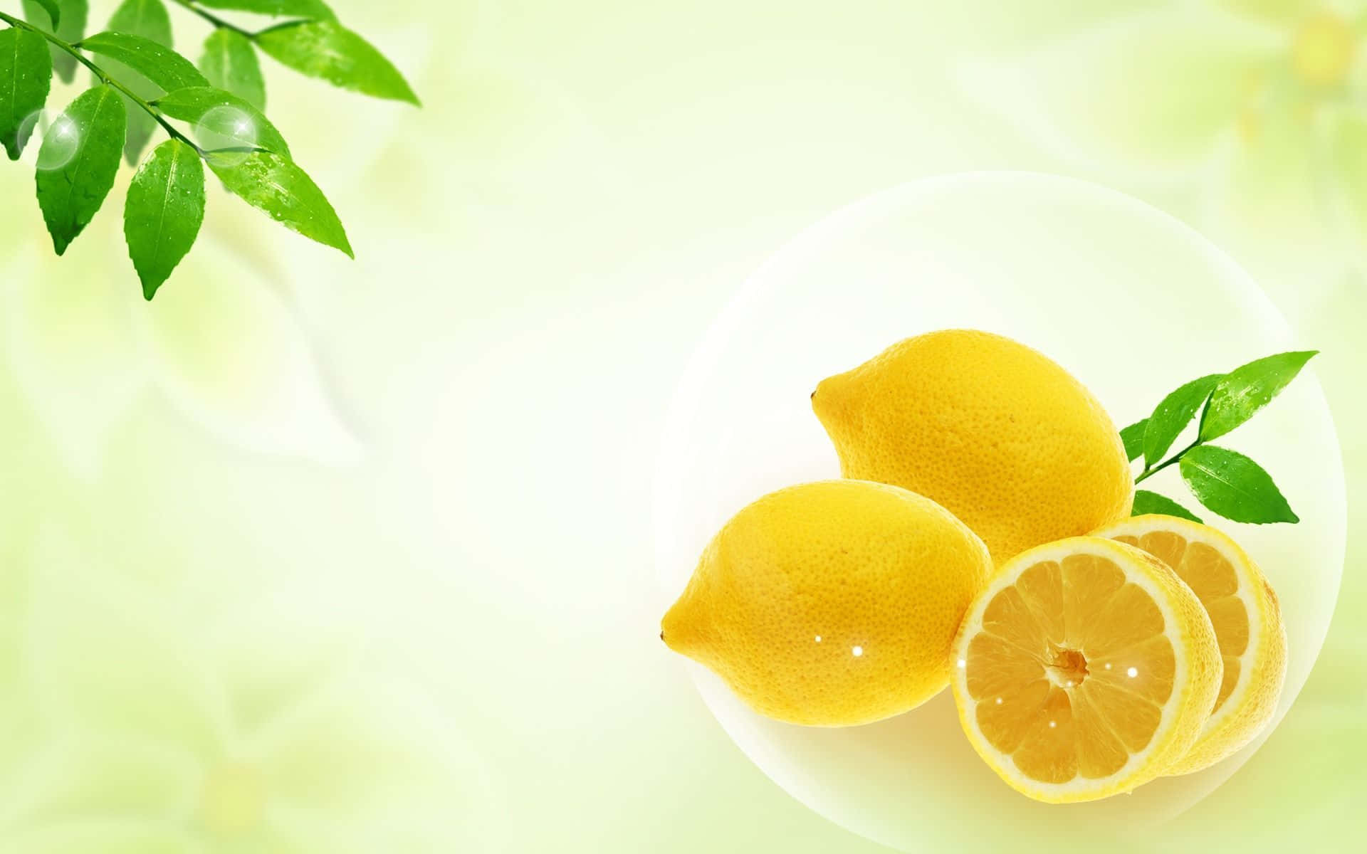 Fruit 桌布 壁紙 — 三個鮮豔的檸檬和新鮮的綠葉放在白色盤子上，背景是柔和發光的綠色。