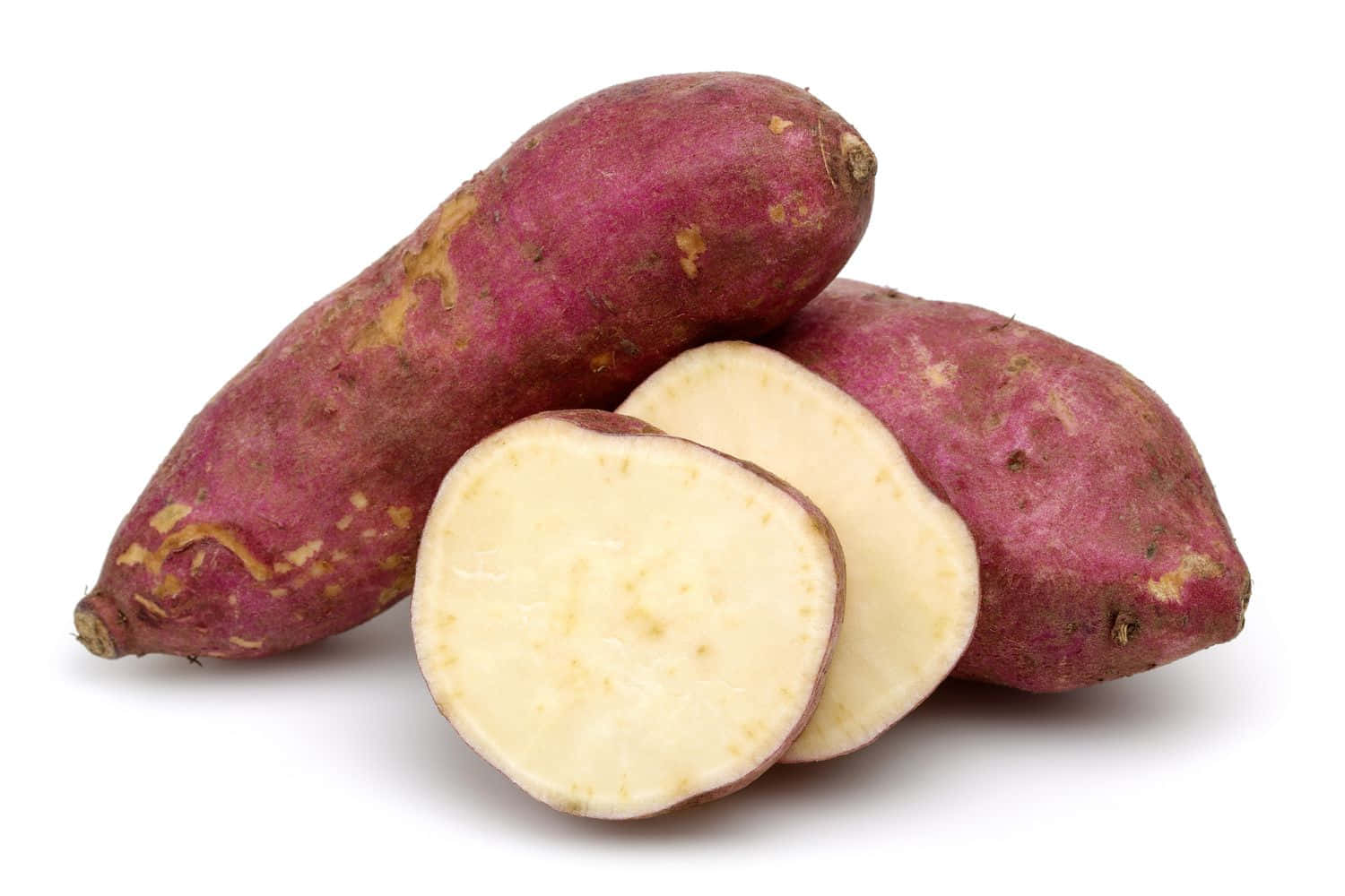 Yellow Sweet Potato 桌布 壁紙 — 三個鮮豔的紫色地瓜，其中兩個切半，露出奶油白色的內部，襯托在純白背景上。