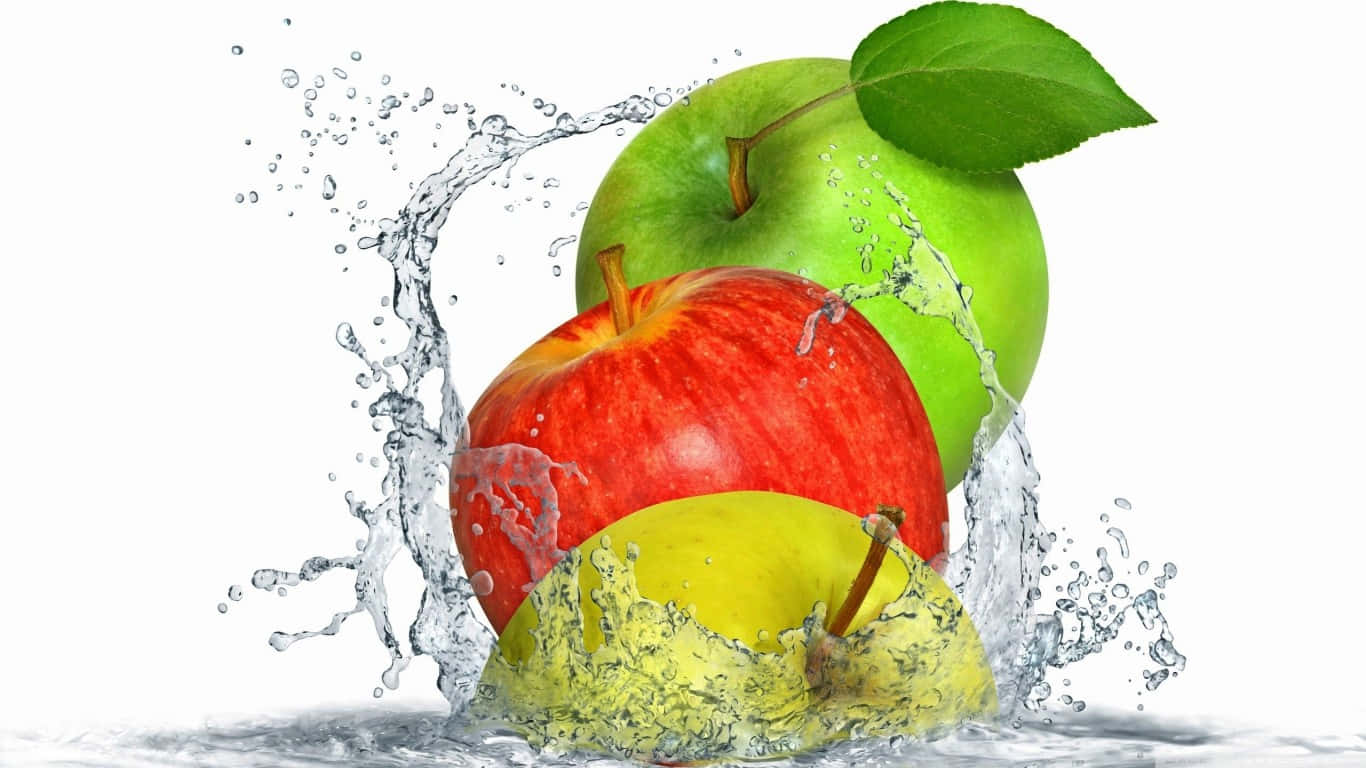 1366x768 Apple 桌布 壁紙 — 三個鮮豔的蘋果（紅色、綠色和黃色）衝破水面，在潔白的背景上形成動態的水花。