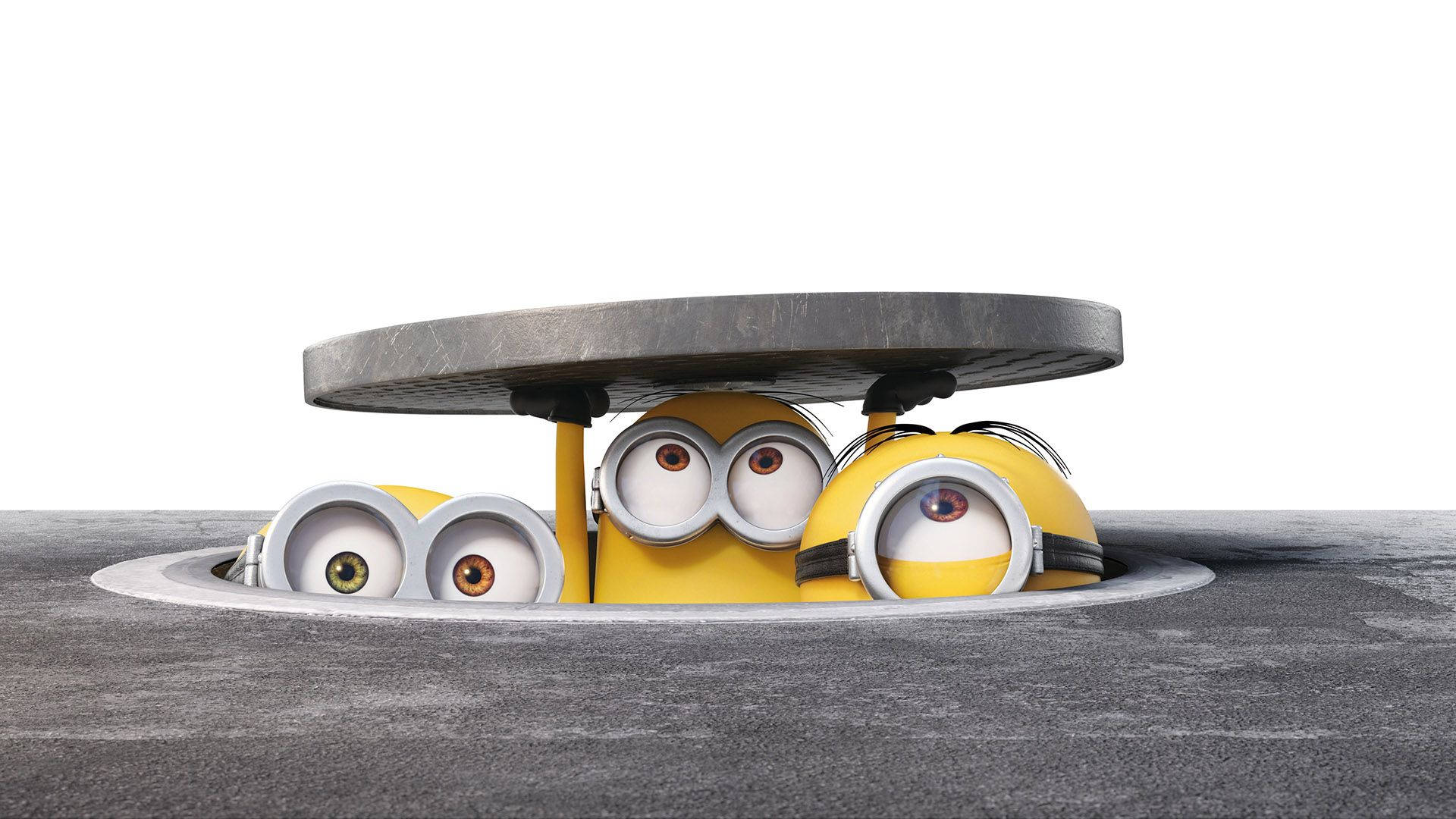 三個卡通Minions從人孔蓋探出頭來，眼睛大大。