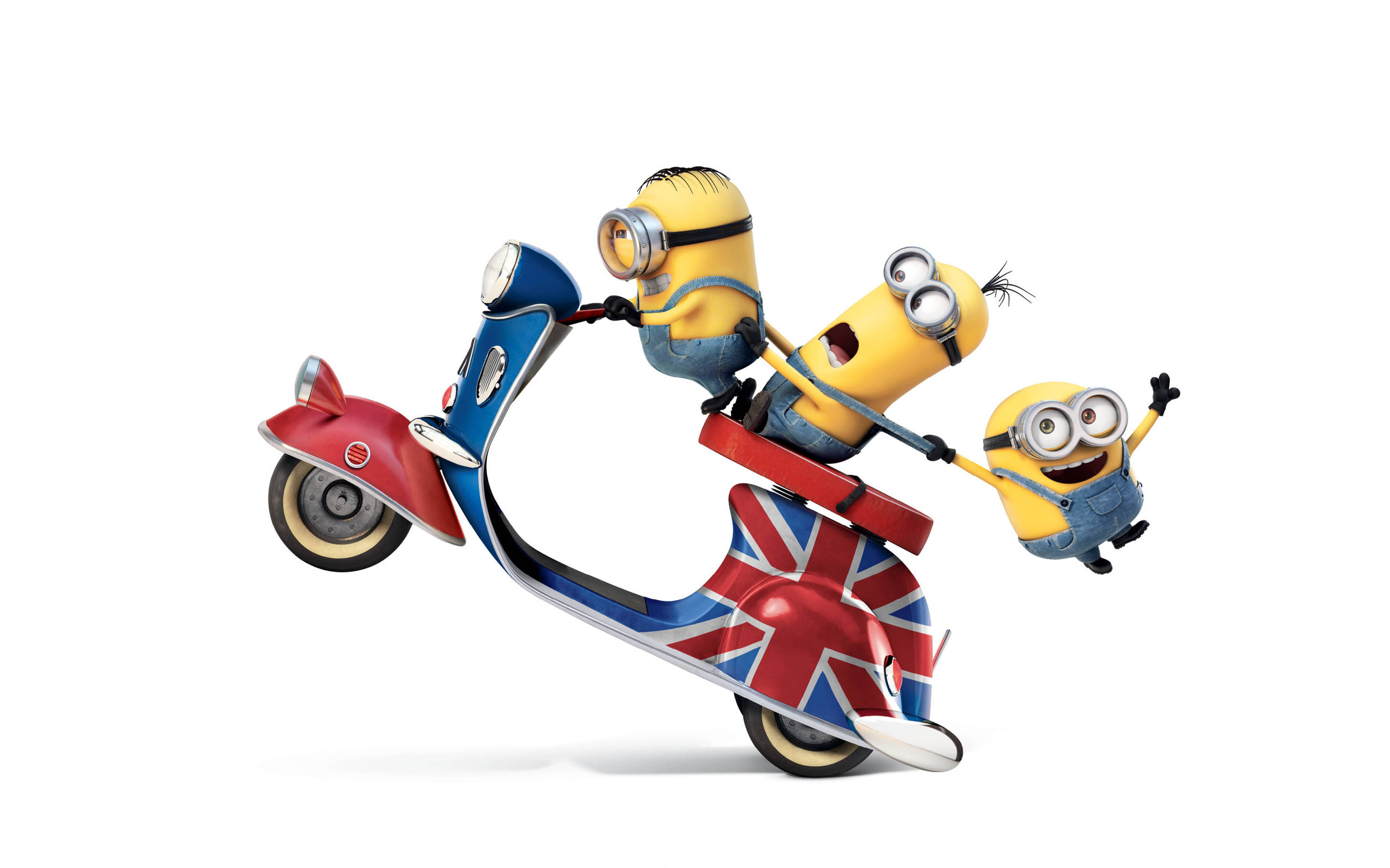 minions the rise of gru 桌布 壁紙 — 三個黃色小小兵在純白色背景前，開心地騎著一輛裝飾有英國國旗的紅藍色滑板車。
