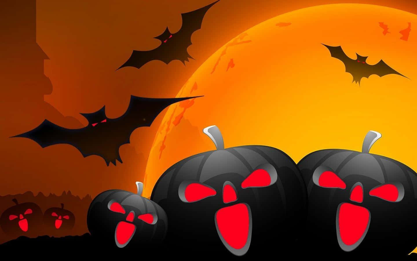 Bats 桌布 壁紙 — 三個黑色南瓜帶有發光的紅色面孔，站在一個巨大的橙色月亮前，蝙蝠在天空中飛翔。