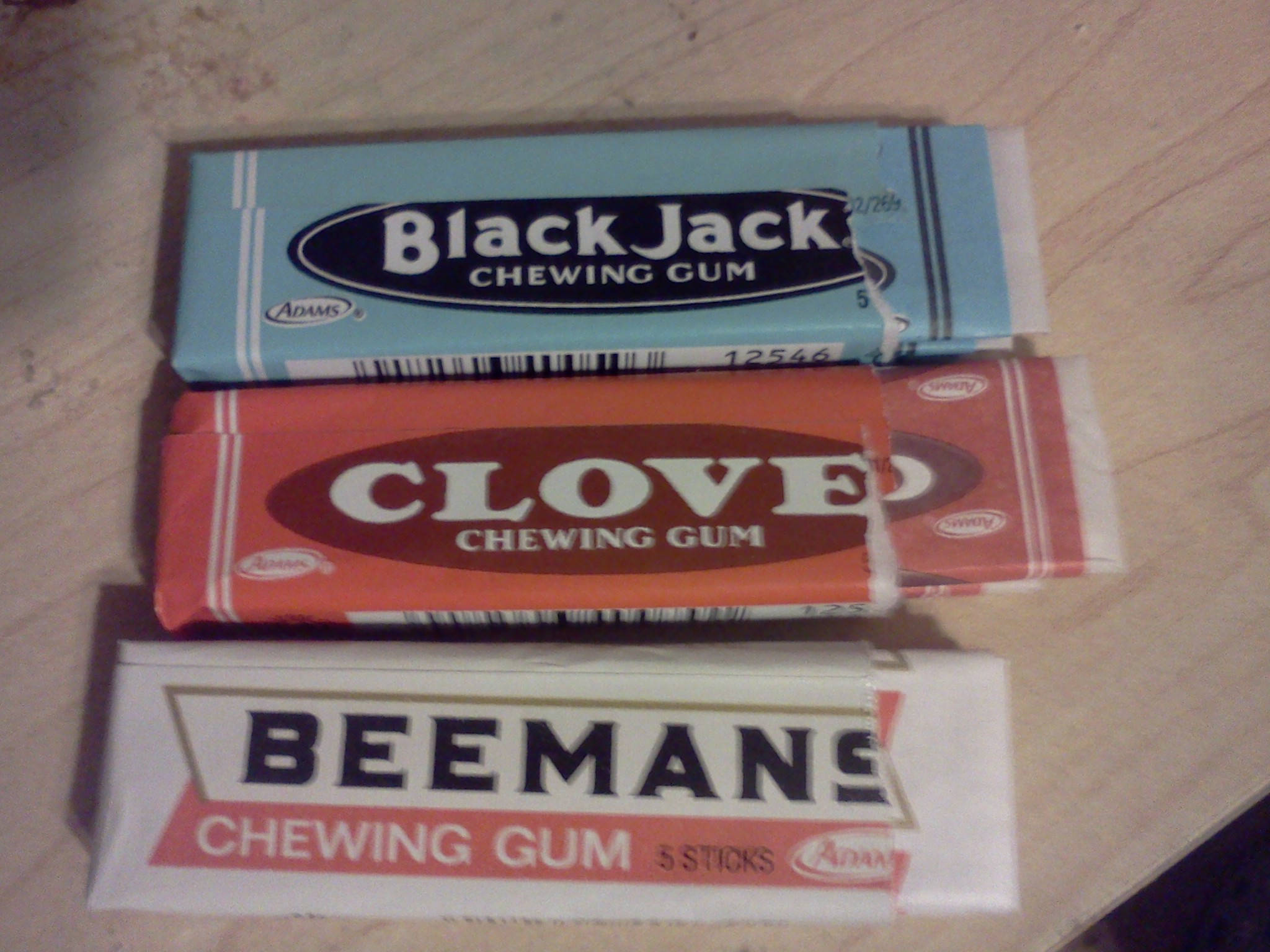 糖果 桌布 壁紙 — 三包復古口香糖 Black Jack Clove 和 Beemans 放在淺色木質表面上。