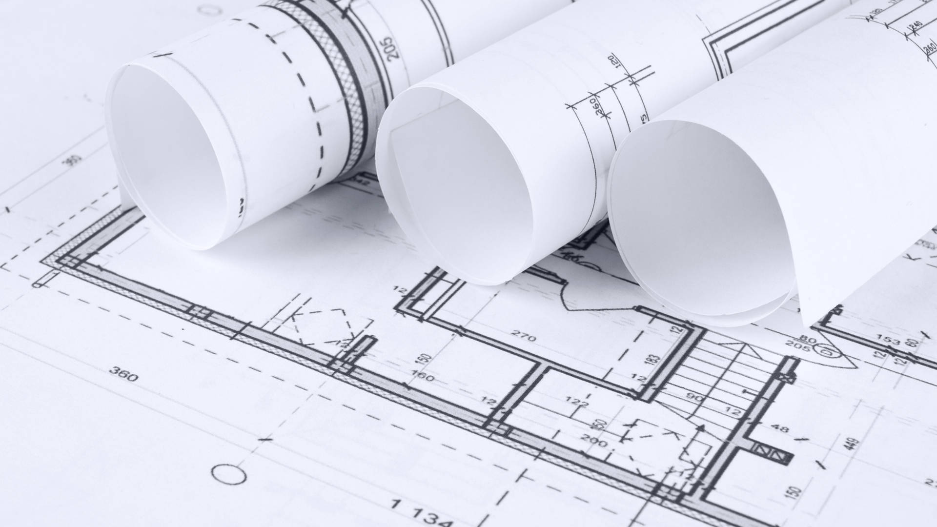 Architecture 桌布 壁紙 — 三卷建築藍圖放置在一個帶有精確技術線條和尺寸的詳細樓層平面圖上。