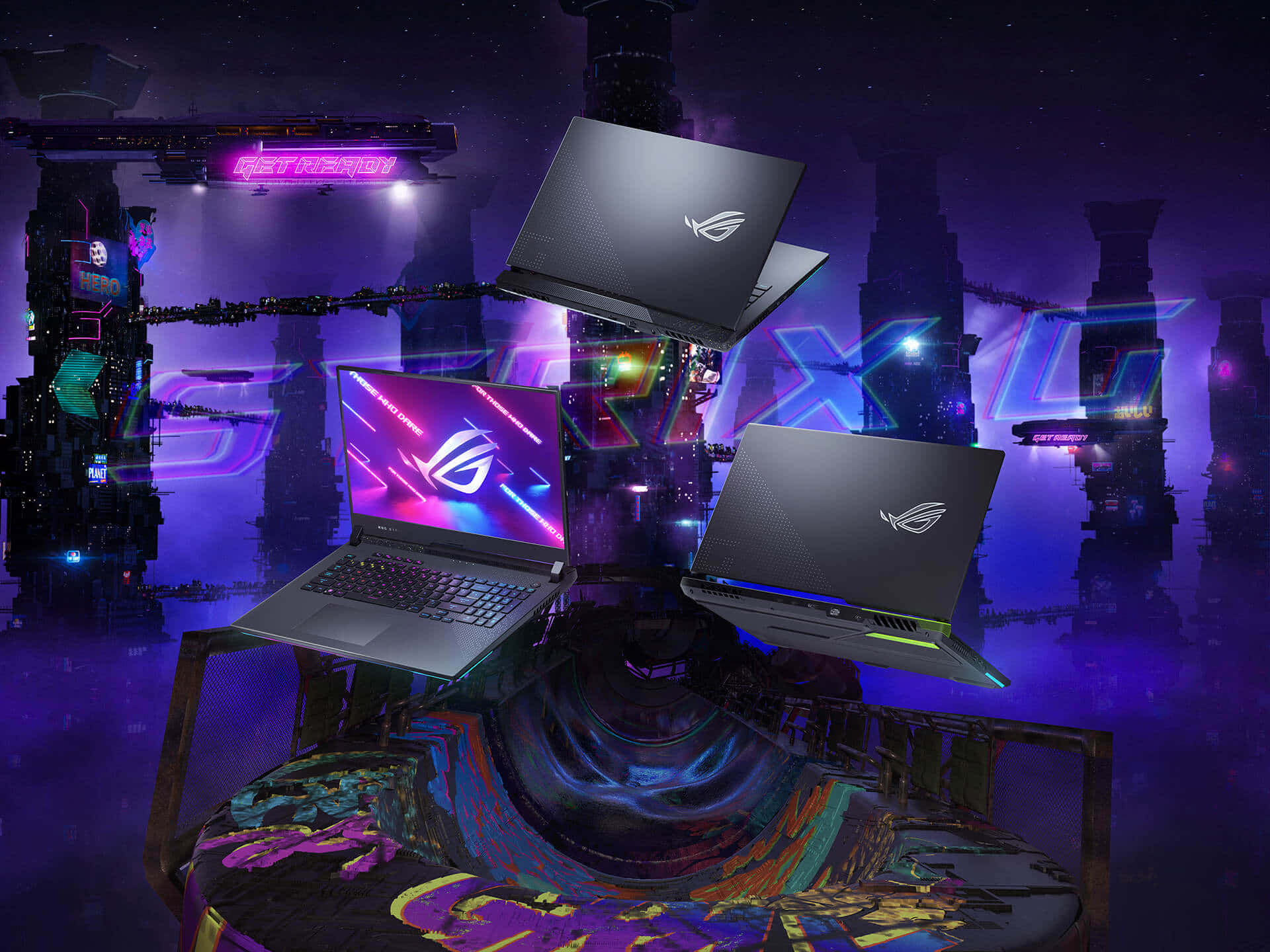 華碩 ROG 桌布 壁紙 — 三台浮動的遊戲筆記型電腦在夜晚的 cyberpunk 城市景觀中，在一張色彩繽紛的抽象椅子上發出霓虹燈光。