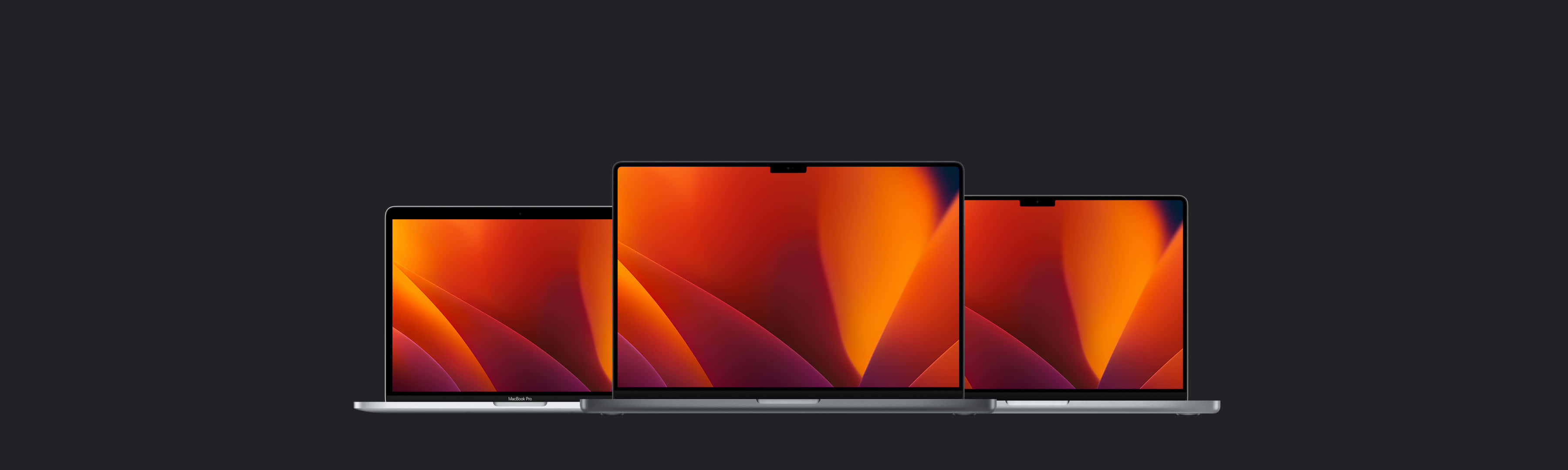 MacBook 動態圖片 桌布 壁紙 — 三台銀色筆記型電腦在深色背景上展示充滿活力的橙色和紫色抽象桌布。