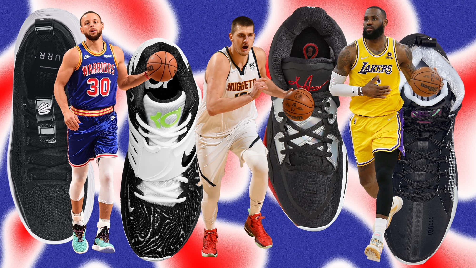 鞋子 桌布 壁紙 — 三名NBA球員身穿球隊制服，在超大籃球鞋旁動態擺姿勢，背景為愛國的紅、白、藍色。