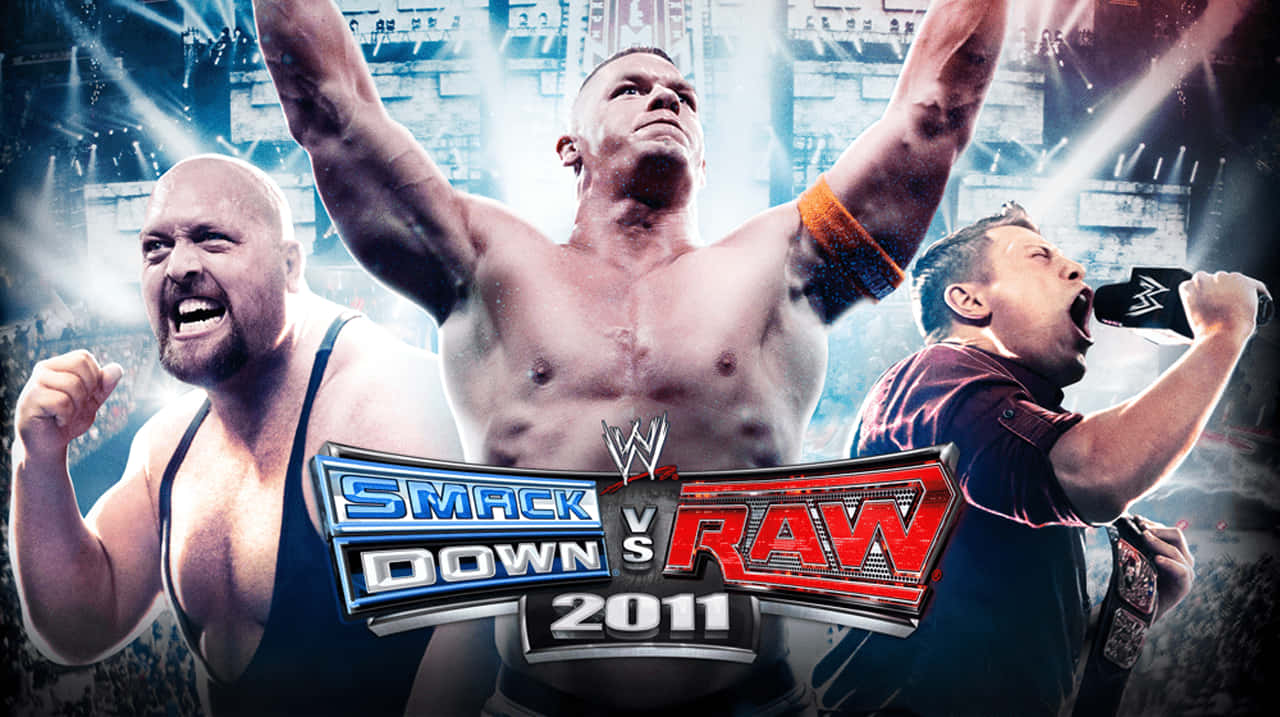WWE Desktop 桌布 壁紙 — 三名WWE摔角手在明亮的場館燈光下，伴隨著「SmackDown vs Raw 2011」標誌，發出勝利的咆哮。