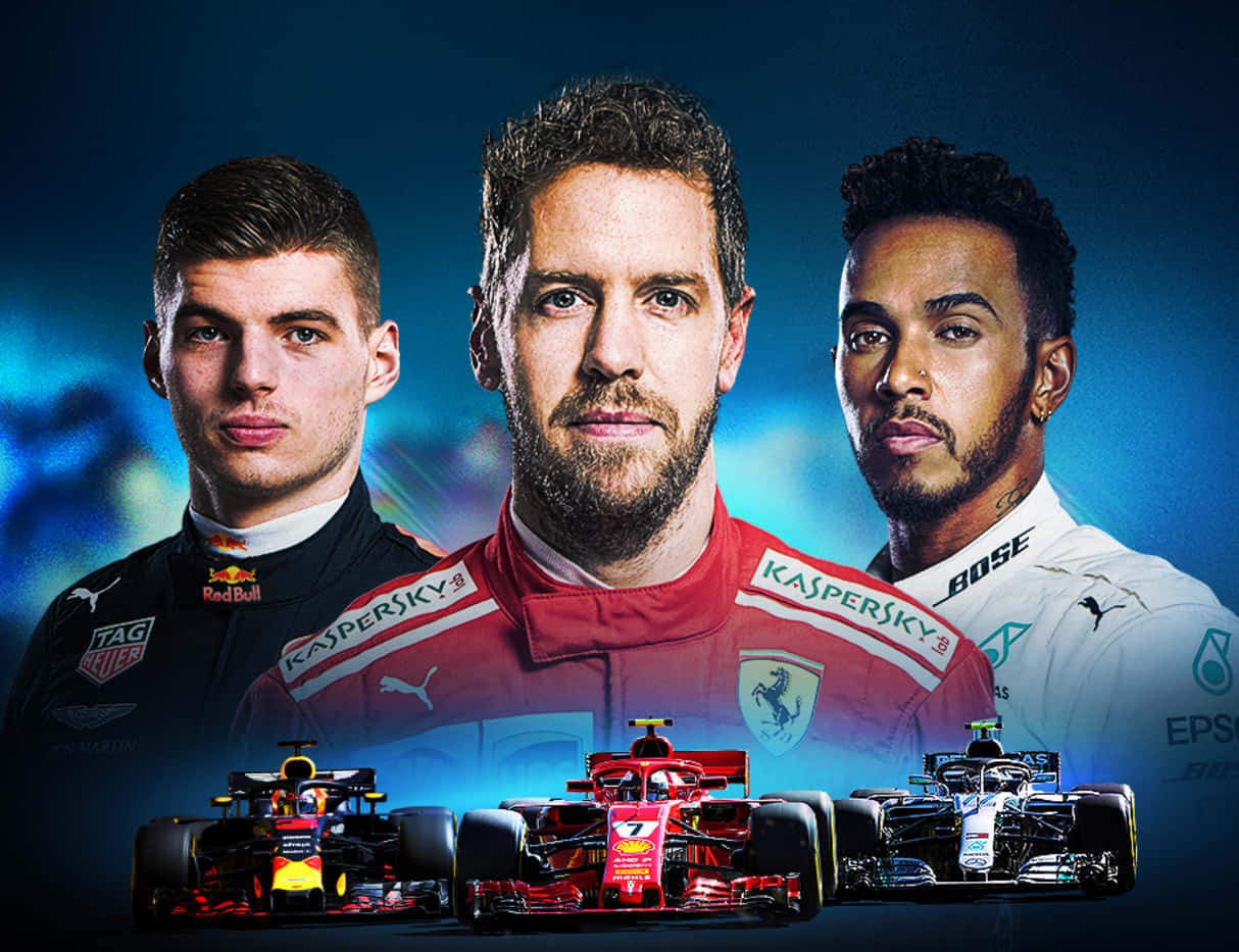 F1 2018 桌布 壁紙 — 三名一級方程式車手身穿賽車服，在發光的藍色背景上，目光銳利地凝視著他們的標誌性賽車上方。