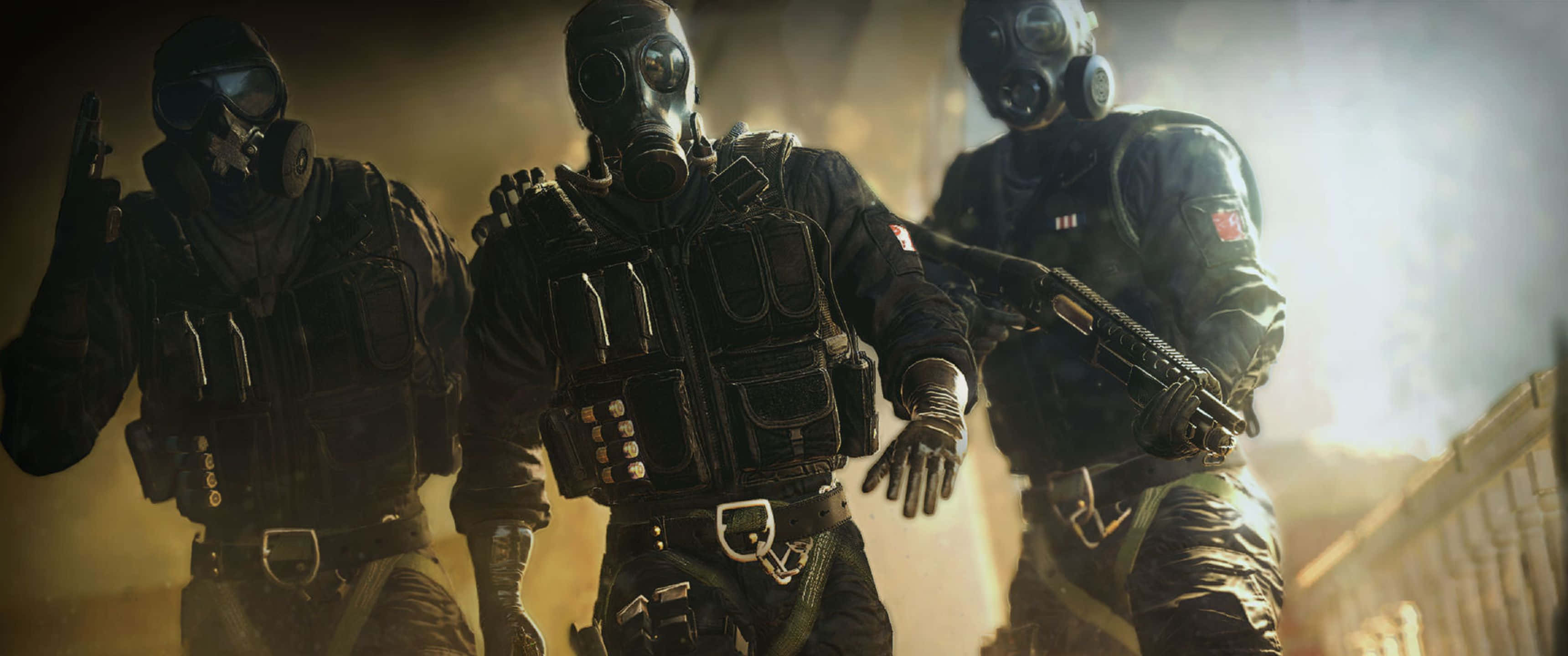 3440x1440p Rainbow Six Siege 桌布 壁紙 — 三名全副武裝、戴著防毒面具的士兵在嚴酷光線下穿過煙霧瀰漫的戰場前進。