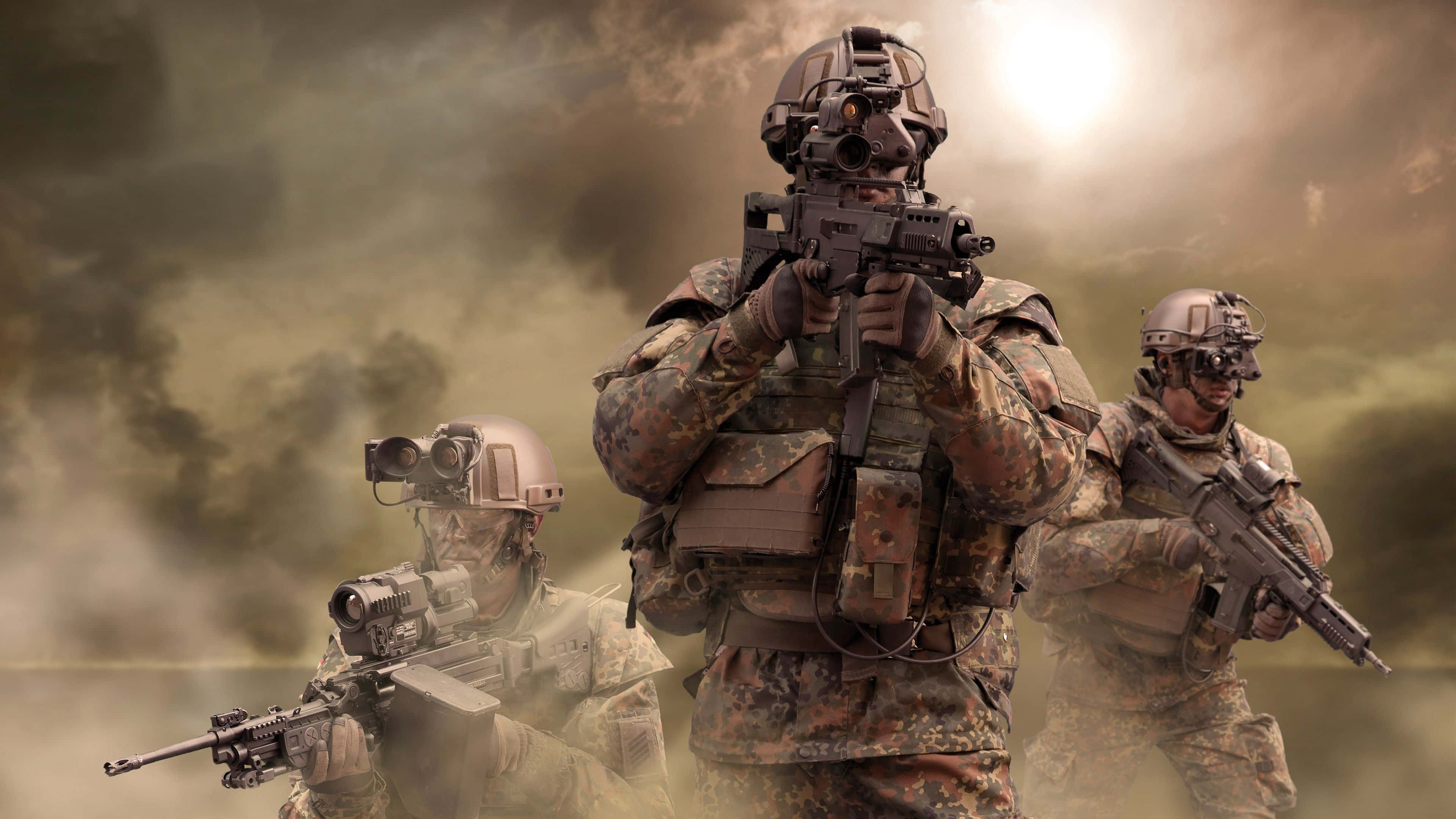 4K Military 桌布 壁紙 — 三名全副武裝的士兵在煙霧瀰漫的戰場上，在朦朧的陽光下前進。