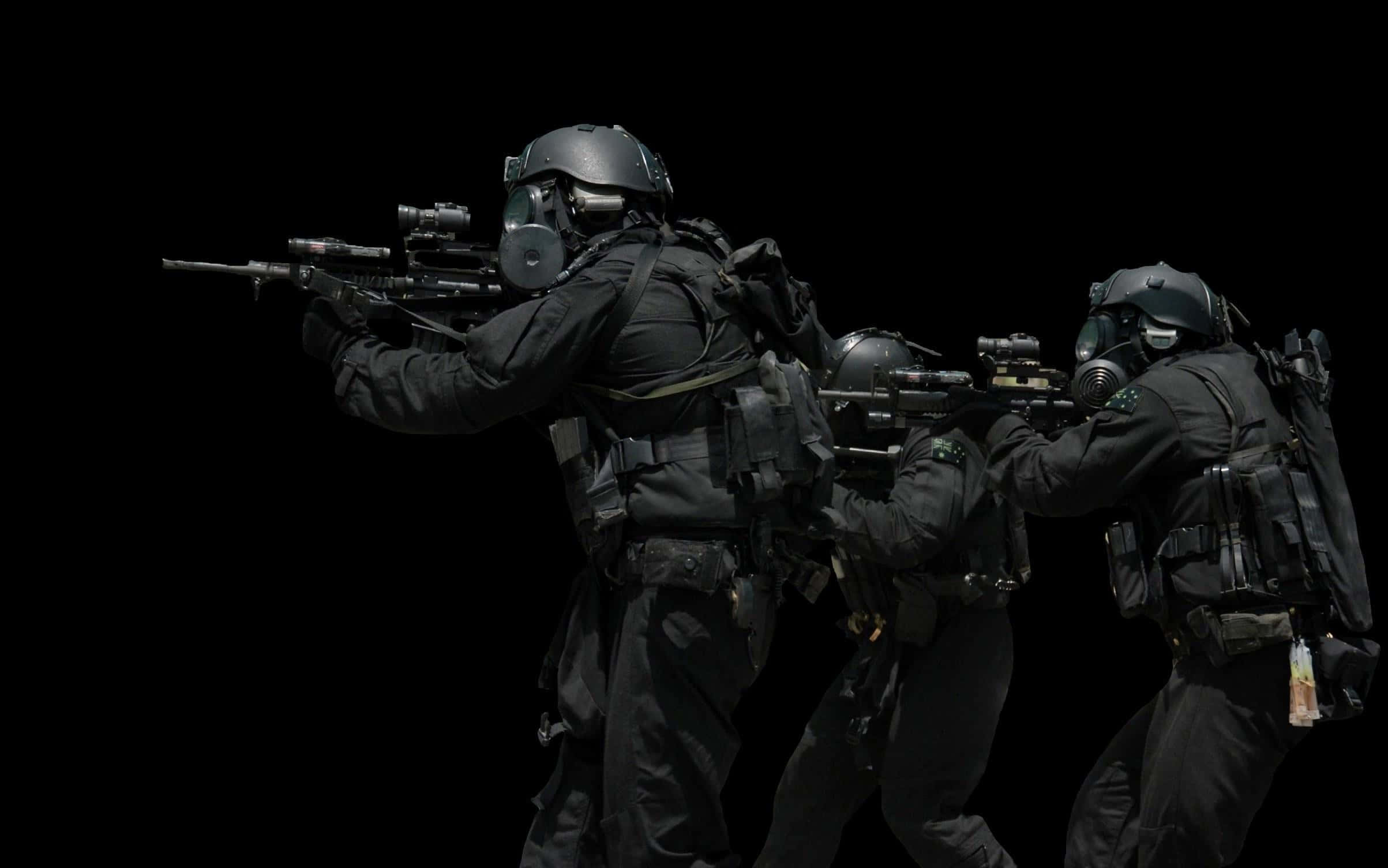 Swat 桌布 壁紙 — 三名全副武裝的戰術士兵在純黑背景下瞄準步槍。