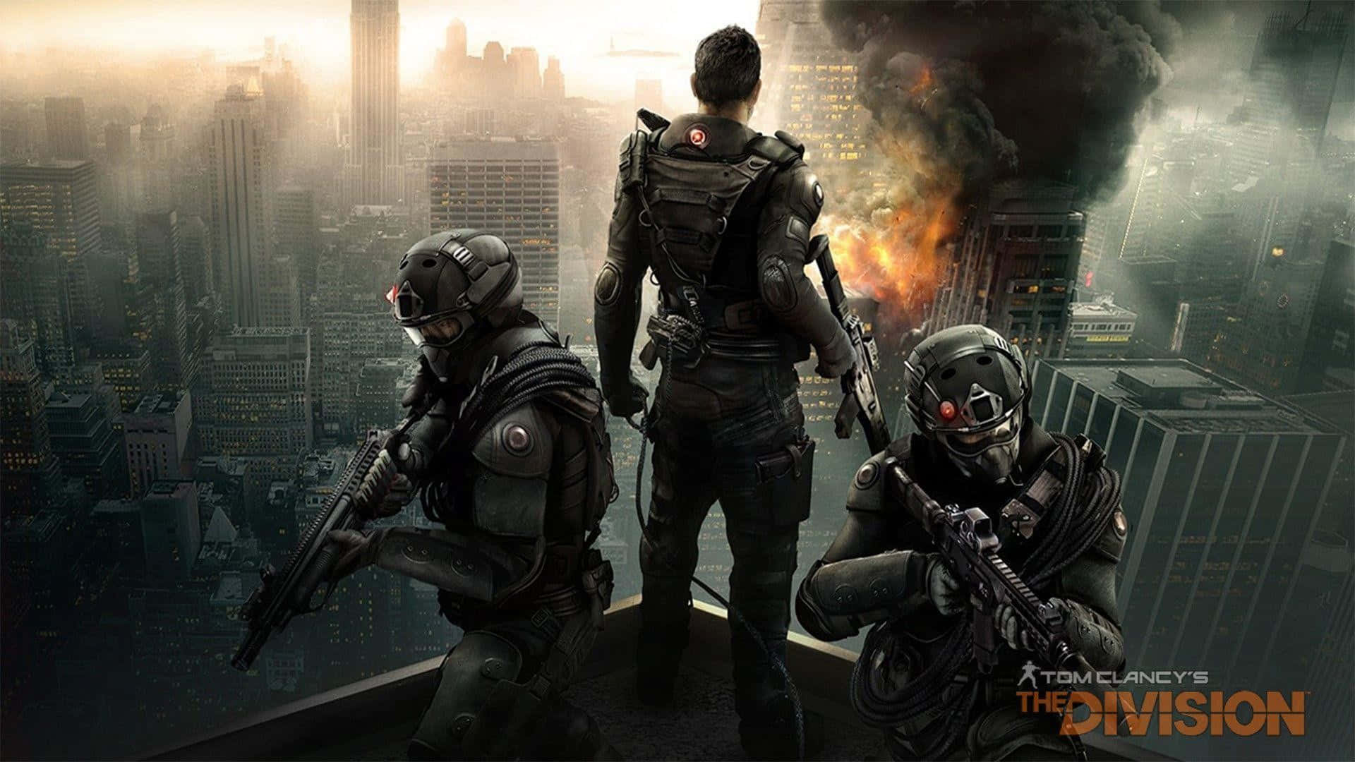 1920x1080 The Division 桌布 壁紙 — 三名全副武裝的戰術士兵站在屋頂上，俯瞰黃昏時燃燒的城市景觀。
