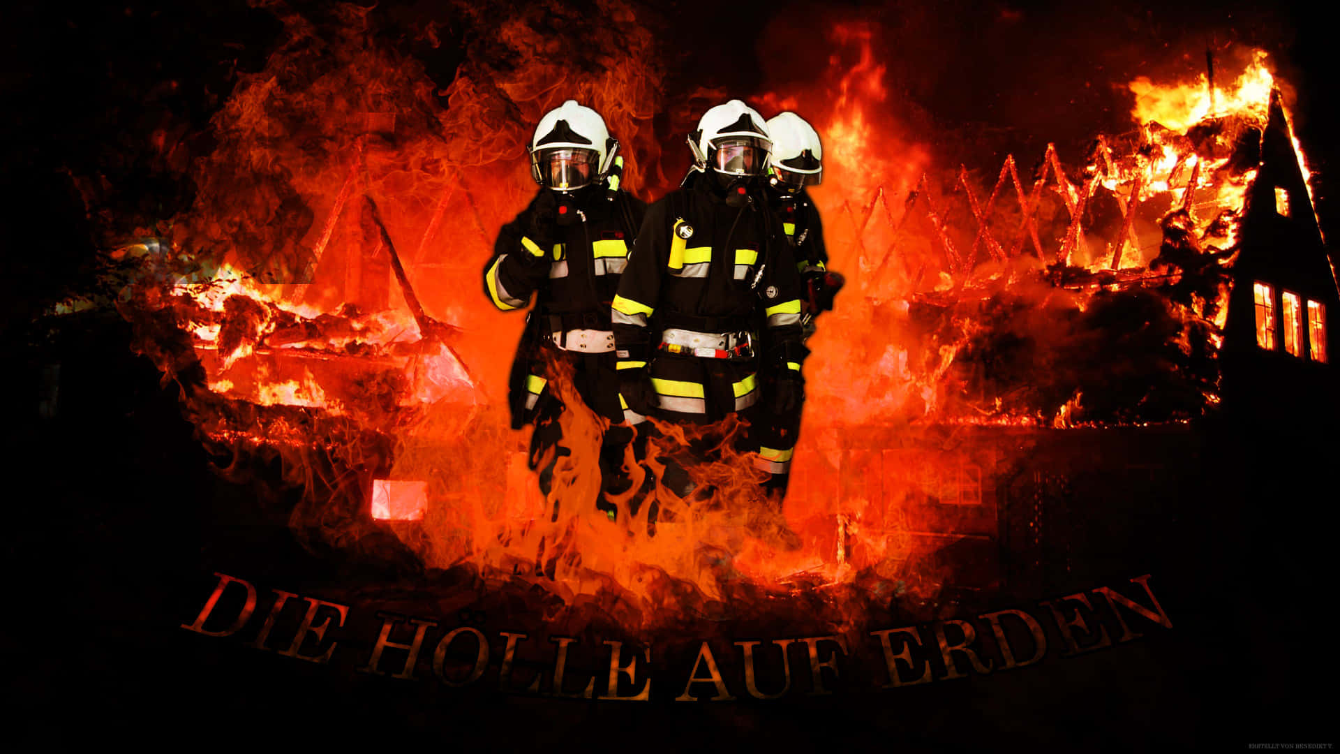 Fire Department 桌布 壁紙 — 三名全副裝備的消防員在夜間傲然站立於吞噬著燃燒房屋的咆哮火焰之中。