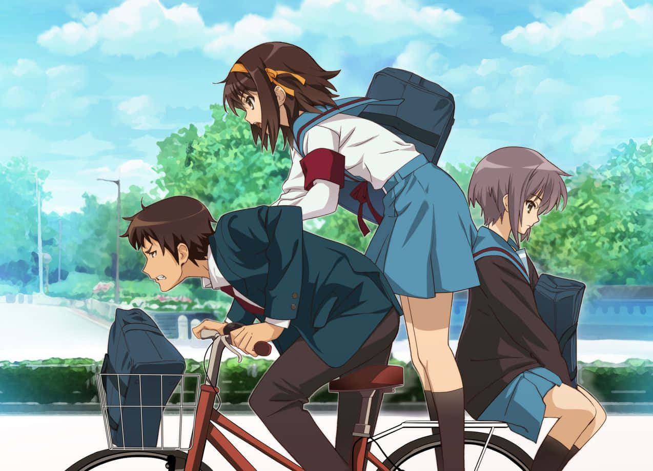 Kyon 桌布 壁紙 — 三名動漫學生騎著紅色腳踏車穿過陽光明媚的公園，公園裡有茂密的綠樹和明亮的藍天。