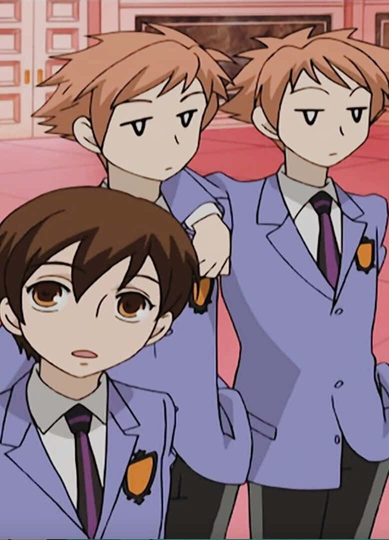 Renge Houshakuji 桌布 壁紙 — 三名動漫男學生穿著相配的制服，在光線明亮的走廊中站在一起，表情嚴肅。