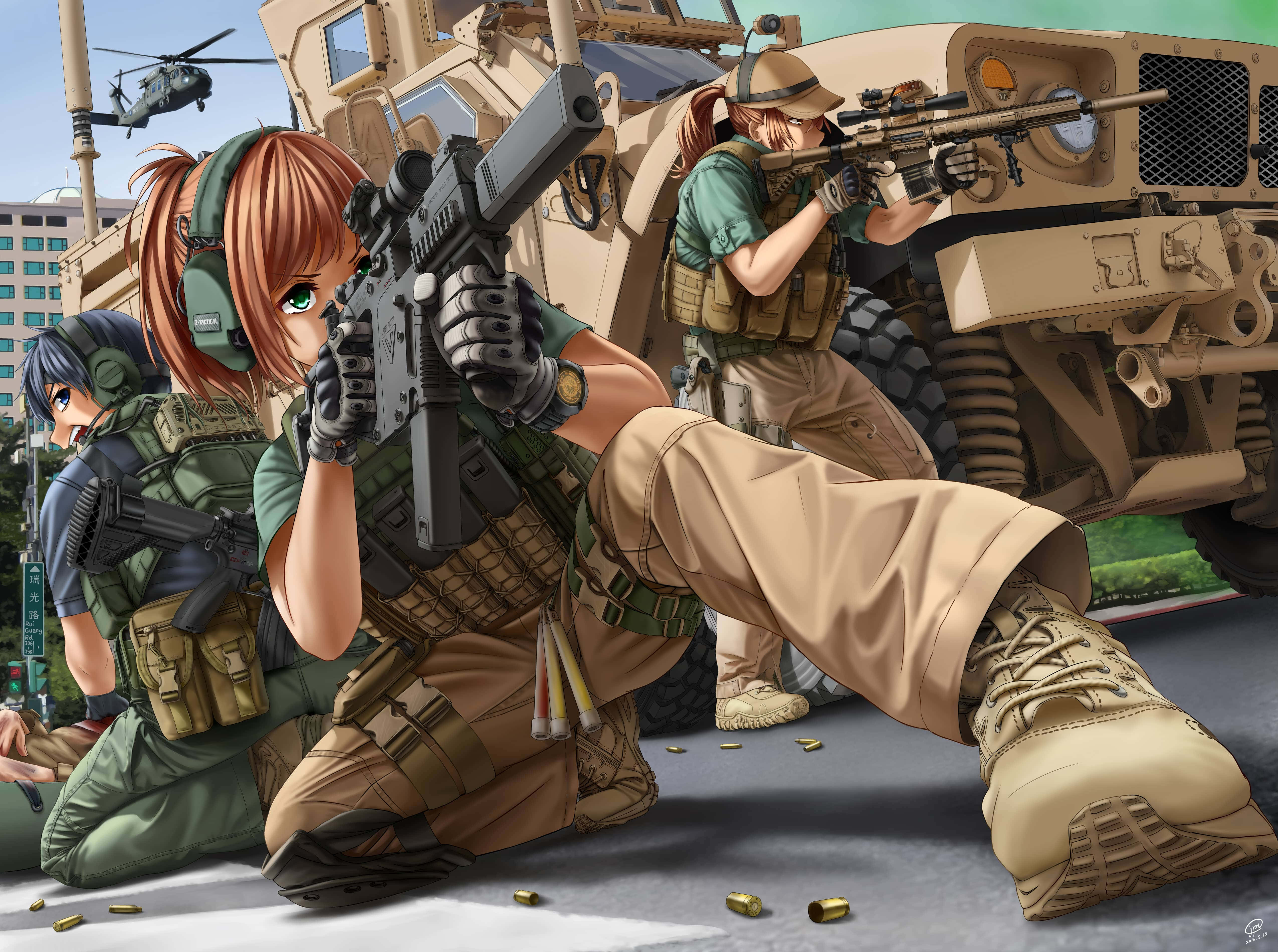4K Military 桌布 壁紙 — 三名動漫風格的女兵身穿戰鬥裝備，在城市環境中的軍用車輛旁瞄準步槍。