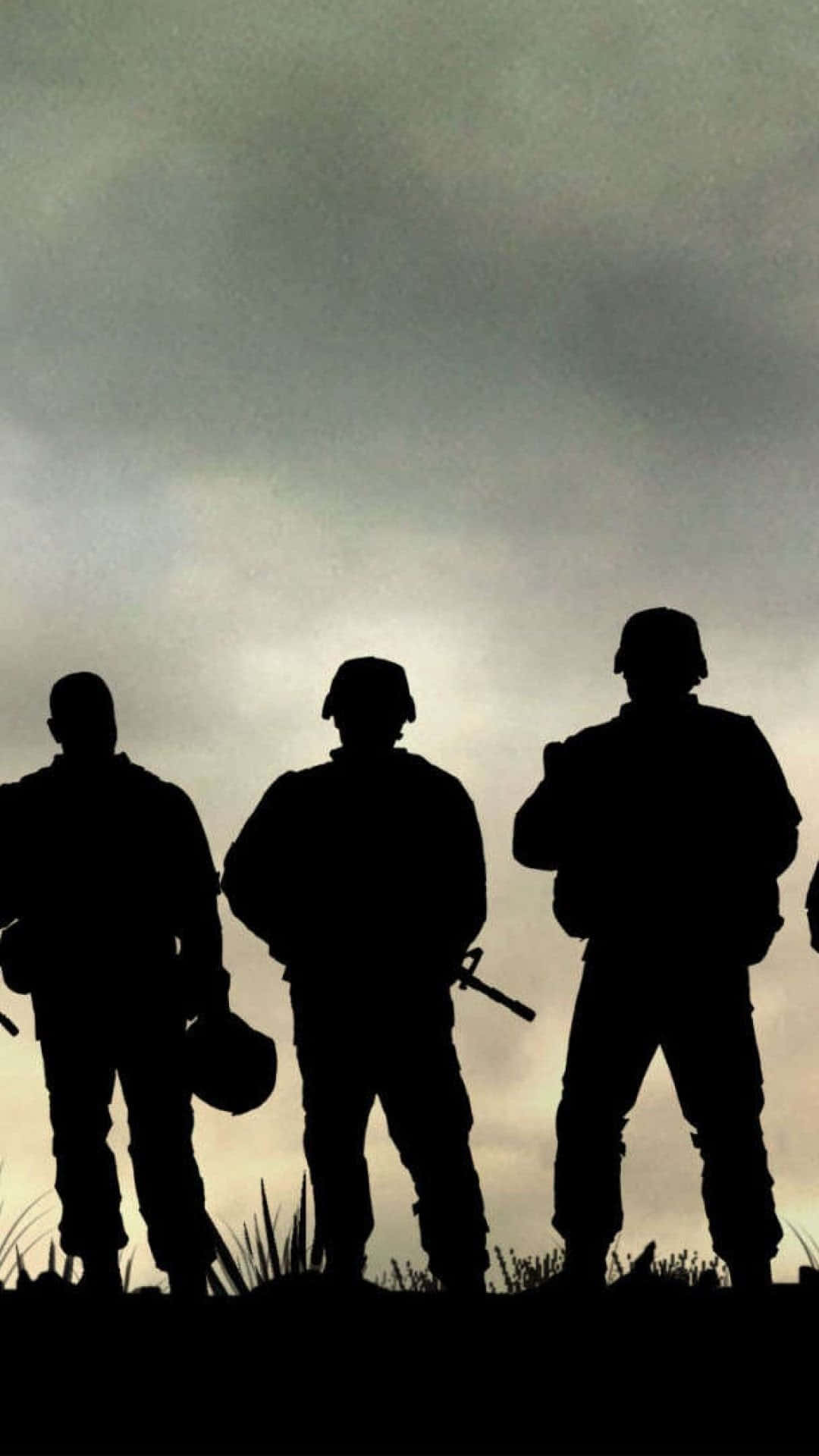 軍事動圖 桌布 壁紙 — 三名士兵的剪影莊嚴地站在灰濛濛的天空下，腳邊有草。