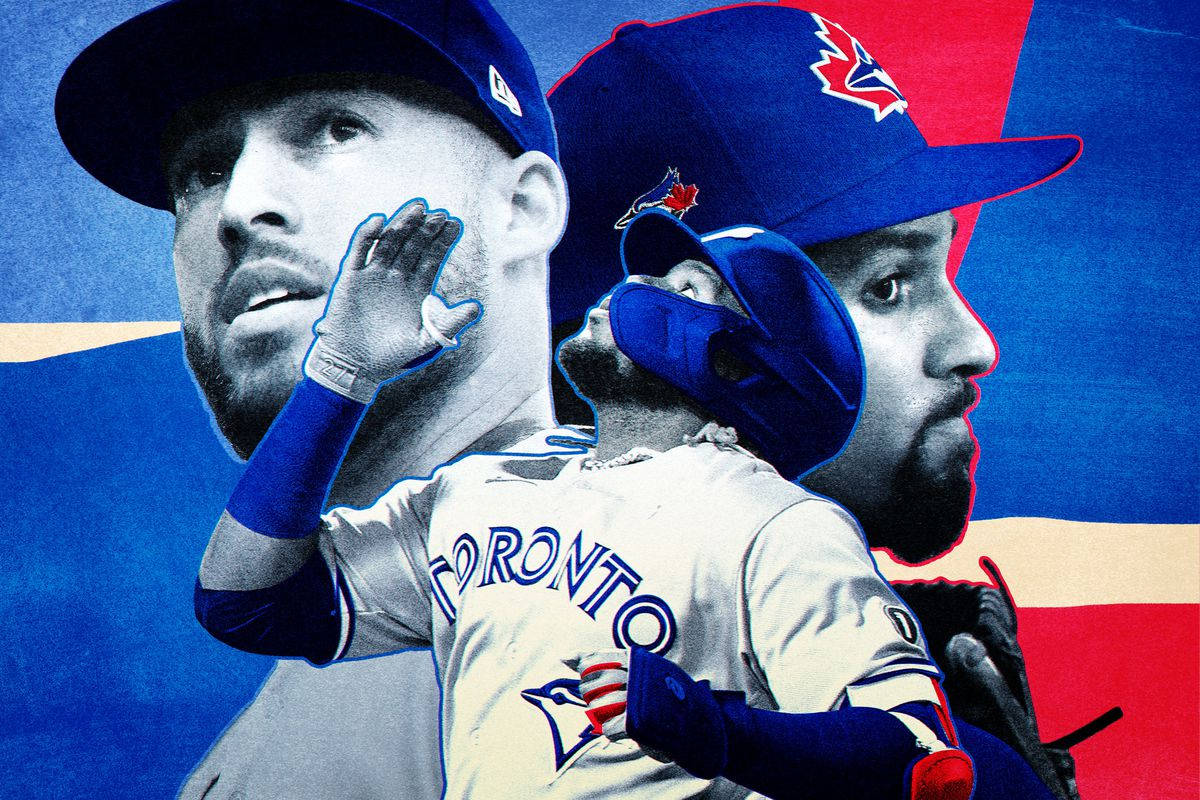 Jays 桌布 壁紙 — 三名多倫多藍鳥隊棒球選手以動態姿勢，襯以大膽的藍、紅、白圖形背景。