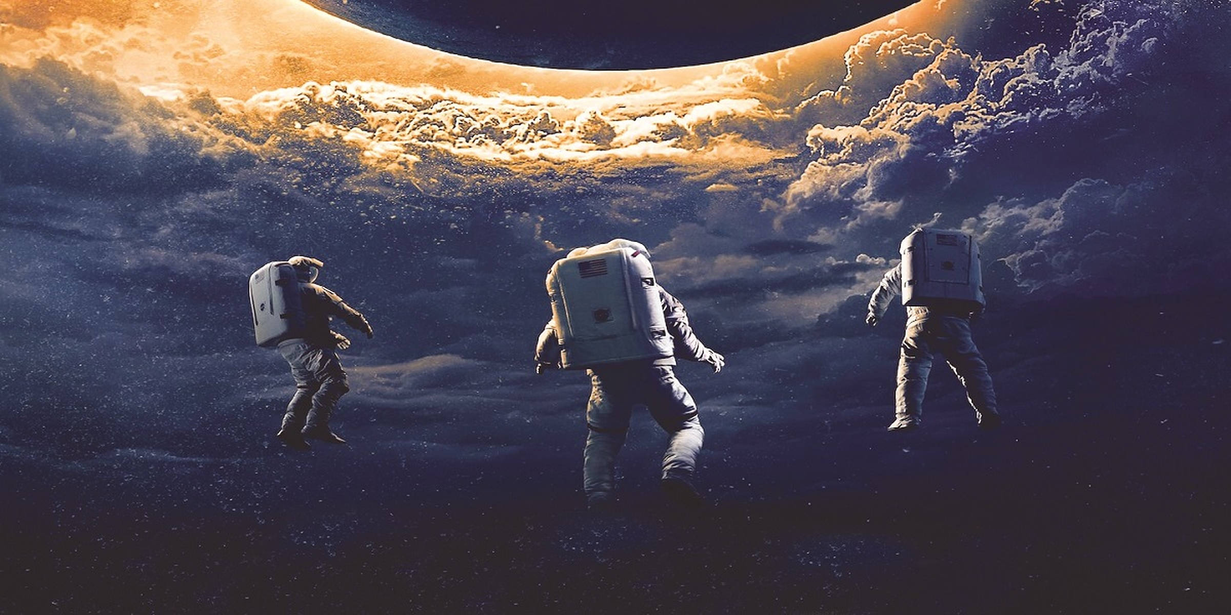 Moonfall 桌布 壁紙 — 三名太空人在一個帶有旋轉雲層的巨大發光行星下方的太空中漂浮。