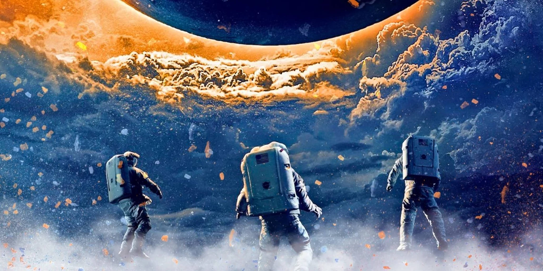 Moonfall 桌布 壁紙 — 三名太空人在巨大橙色行星和漩渦雲層之下，走過佈滿灰塵的外星行星。