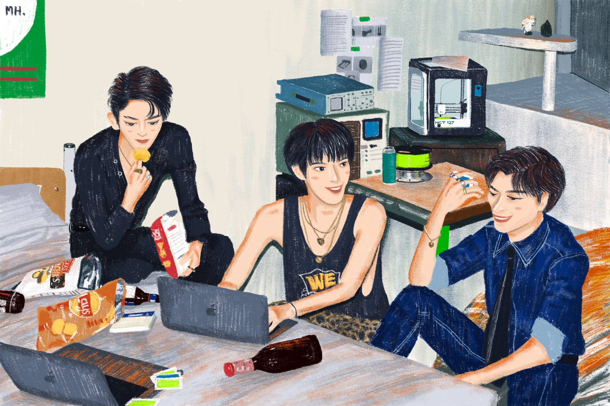Nct 桌布 壁紙 — 三名年輕男子在凌亂的臥室中放鬆，吃零食並使用筆記型電腦，周圍有復古科技和散落的飲料。