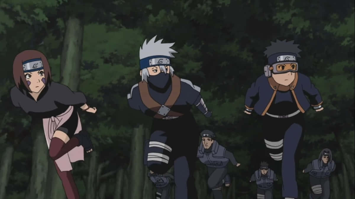 Kakashi And Rin 桌布 壁紙 — 三名忍者角色以堅定的表情和動態動作穿梭於茂密的森林中。