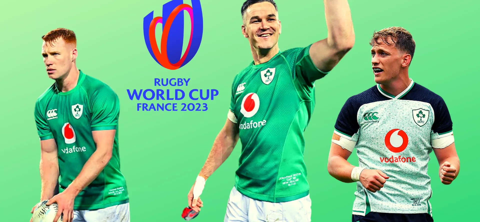 Ireland Rugby 桌布 壁紙 — 三名愛爾蘭橄欖球運動員身穿綠色和白色球衣，在純綠色背景前自信地擺姿勢，背景上有 Rugby World Cup France 2023 標誌。